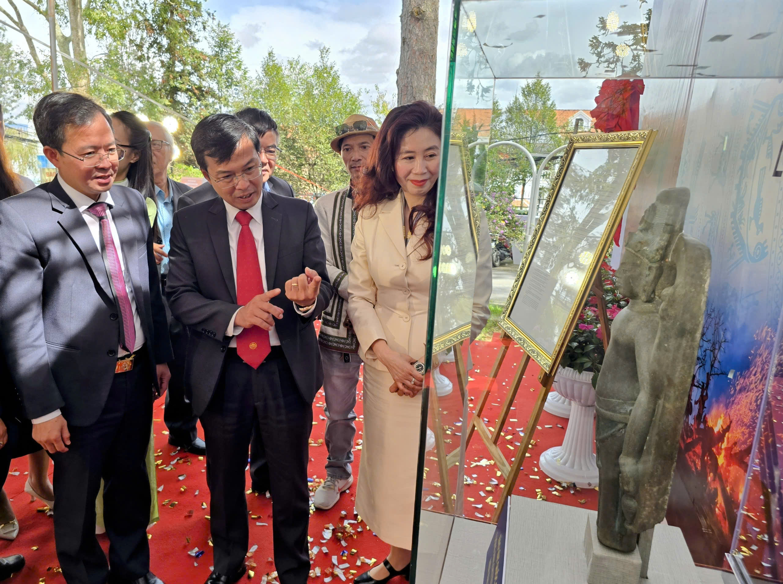 Cận cảnh bảo vật quốc gia - Tượng Avalokitesvara Bắc Bình - Ảnh 1. Cận cảnh bảo vật quốc gia - Tượng Avalokitesvara Bắc Bình - Ảnh 1.