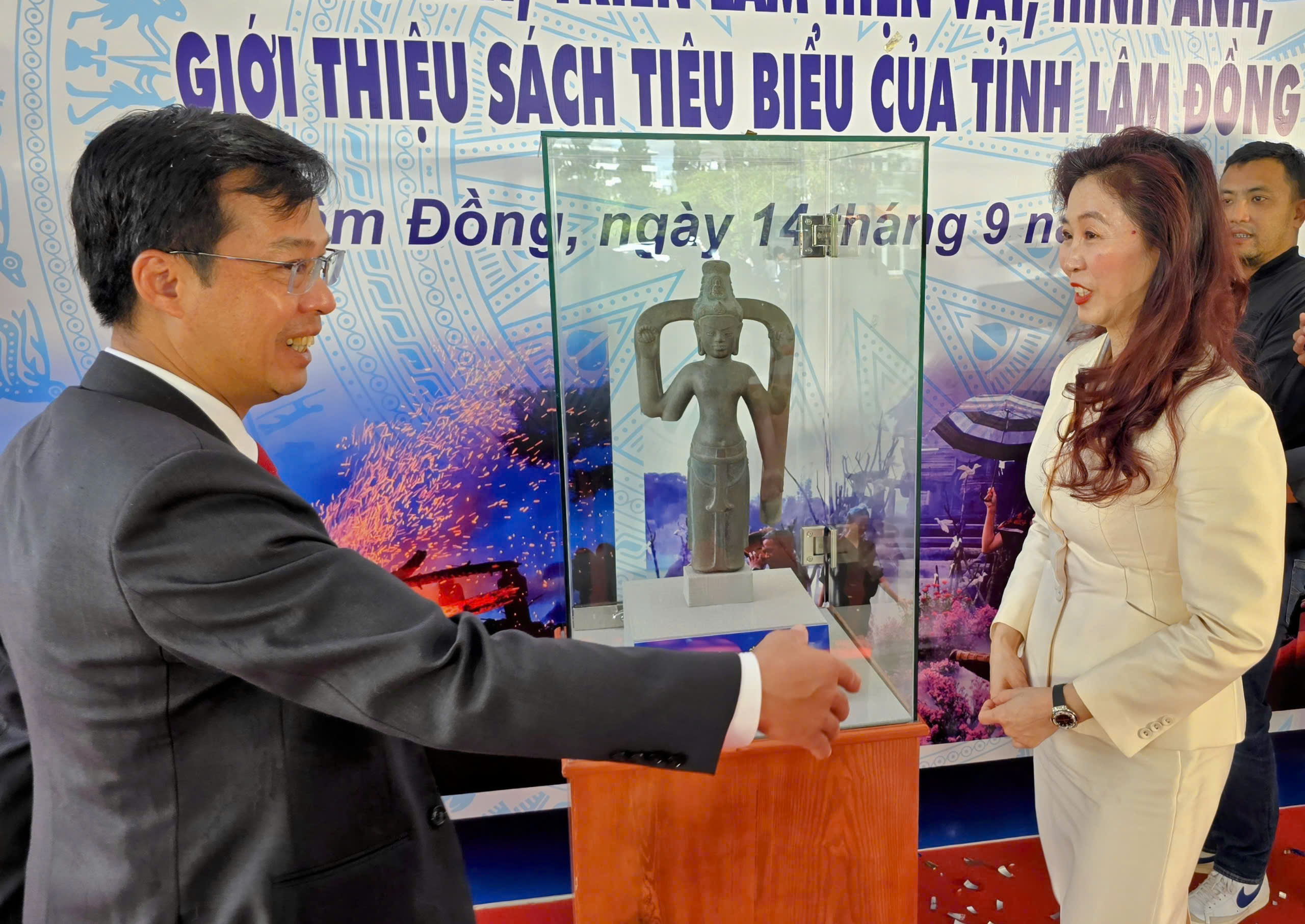 Cận cảnh bảo vật quốc gia - Tượng Avalokitesvara Bắc Bình - Ảnh 2. Cận cảnh bảo vật quốc gia - Tượng Avalokitesvara Bắc Bình - Ảnh 2.