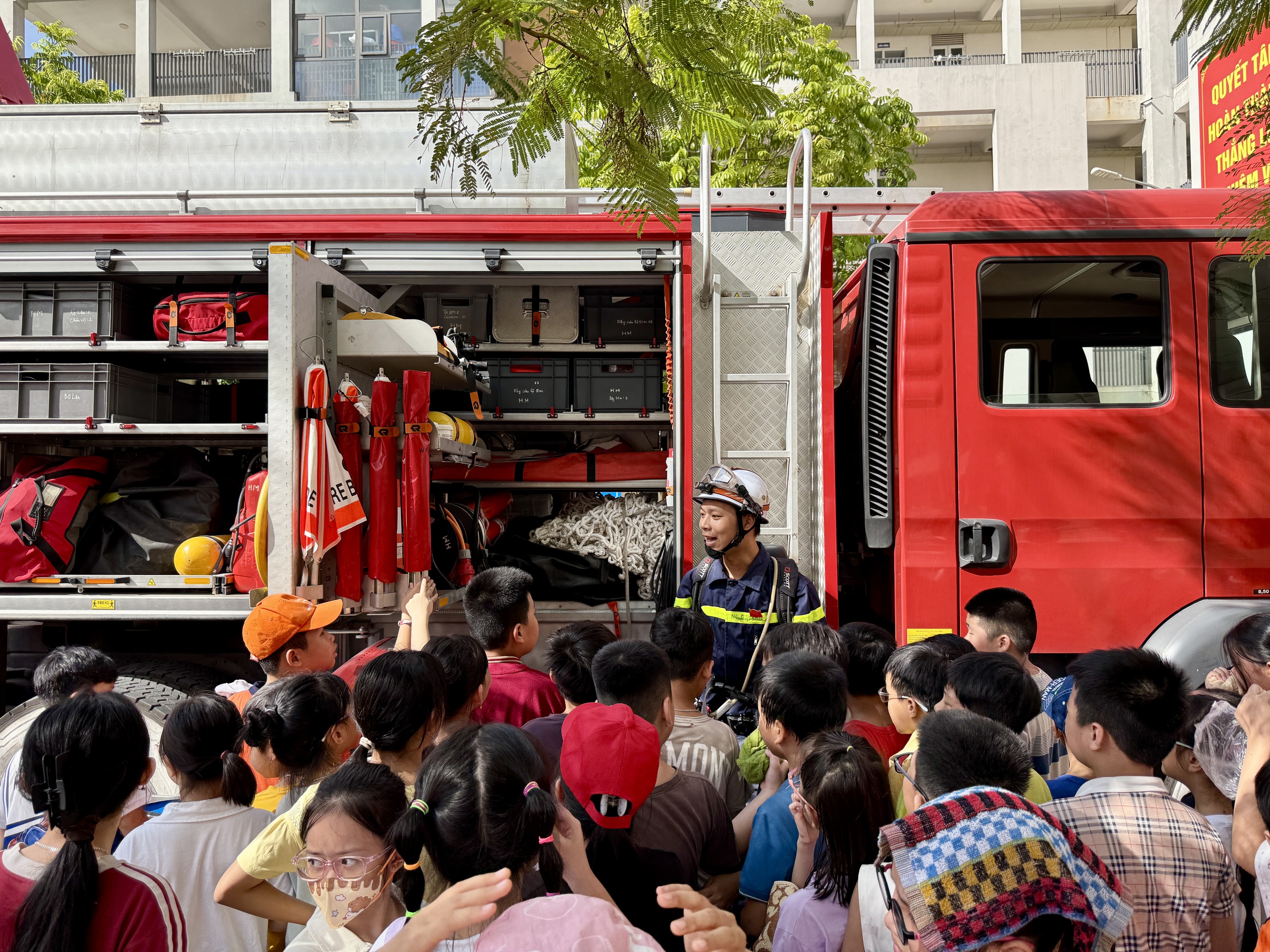 Học sinh, phụ huynh cùng trải nghiệm chữa cháy, thoát nạn trong tình huống khẩn cấp- Ảnh 4.