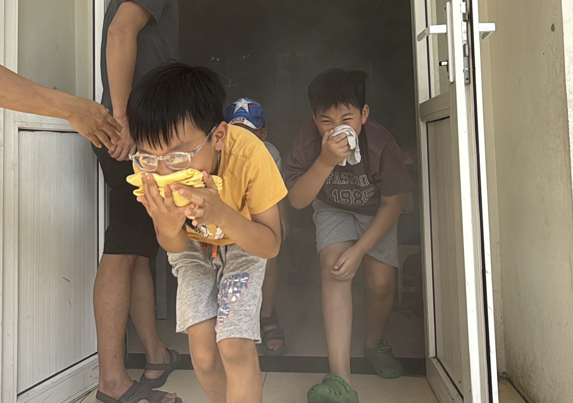 Học sinh, phụ huynh cùng trải nghiệm chữa cháy, thoát nạn trong tình huống khẩn cấp- Ảnh 6.