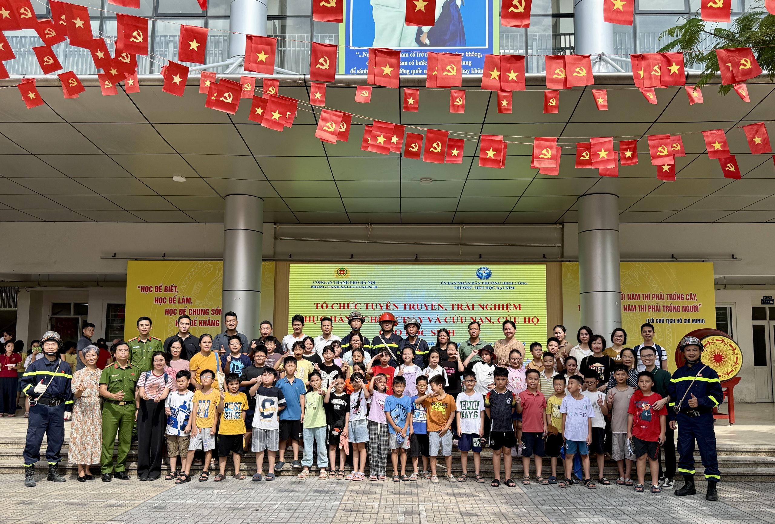 Học sinh, phụ huynh cùng trải nghiệm chữa cháy, thoát nạn trong tình huống khẩn cấp- Ảnh 7.