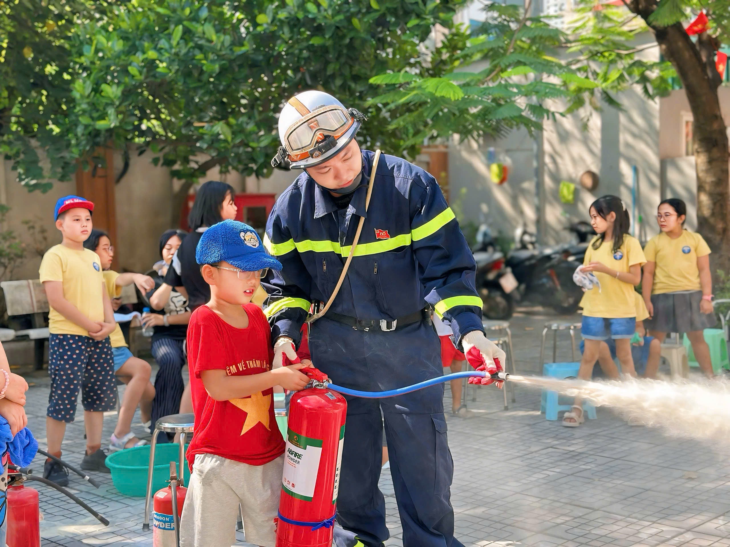 Học sinh, phụ huynh cùng trải nghiệm chữa cháy, thoát nạn trong tình huống khẩn cấp- Ảnh 3.