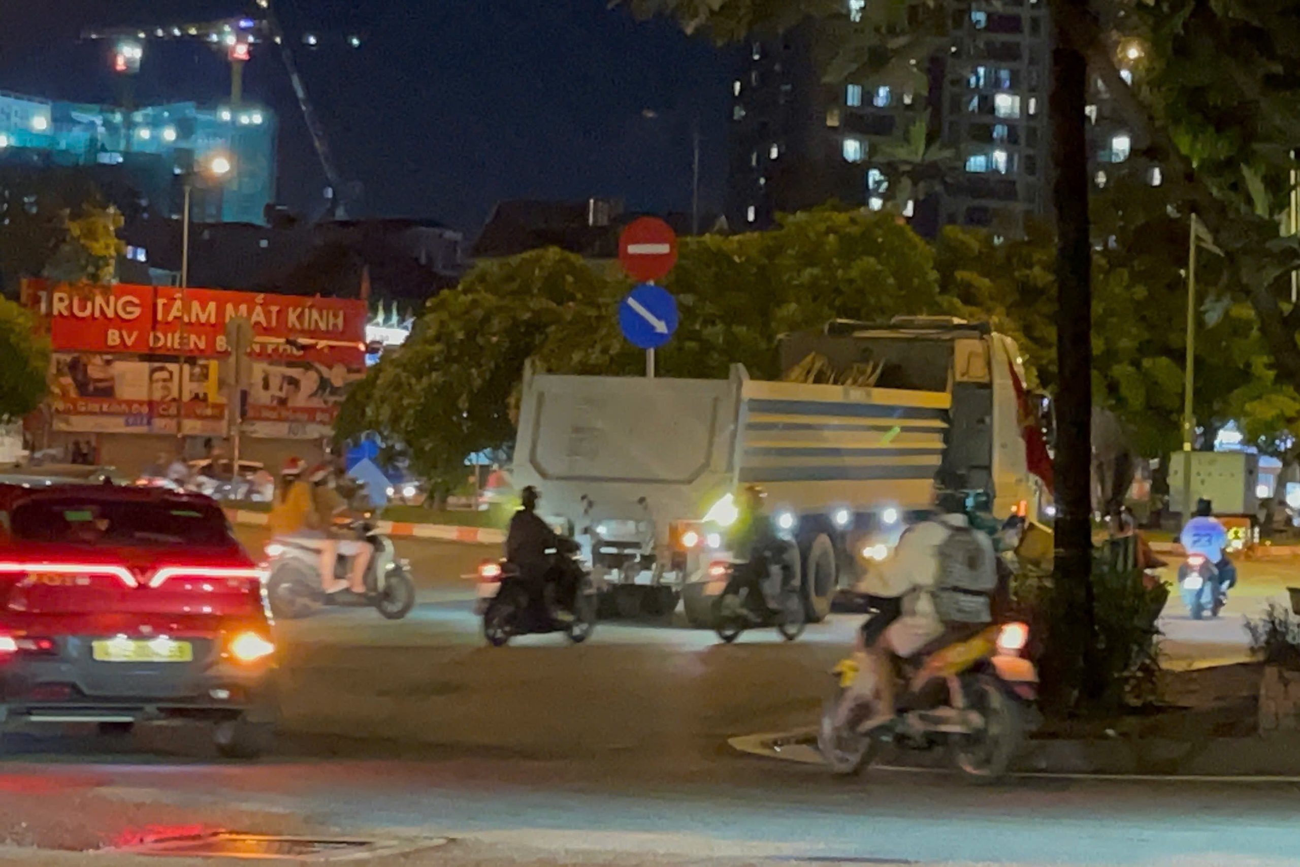 Người dân TP HCM bức xúc về xe ben "hổ vồ" ở một khu vực- Ảnh 1.