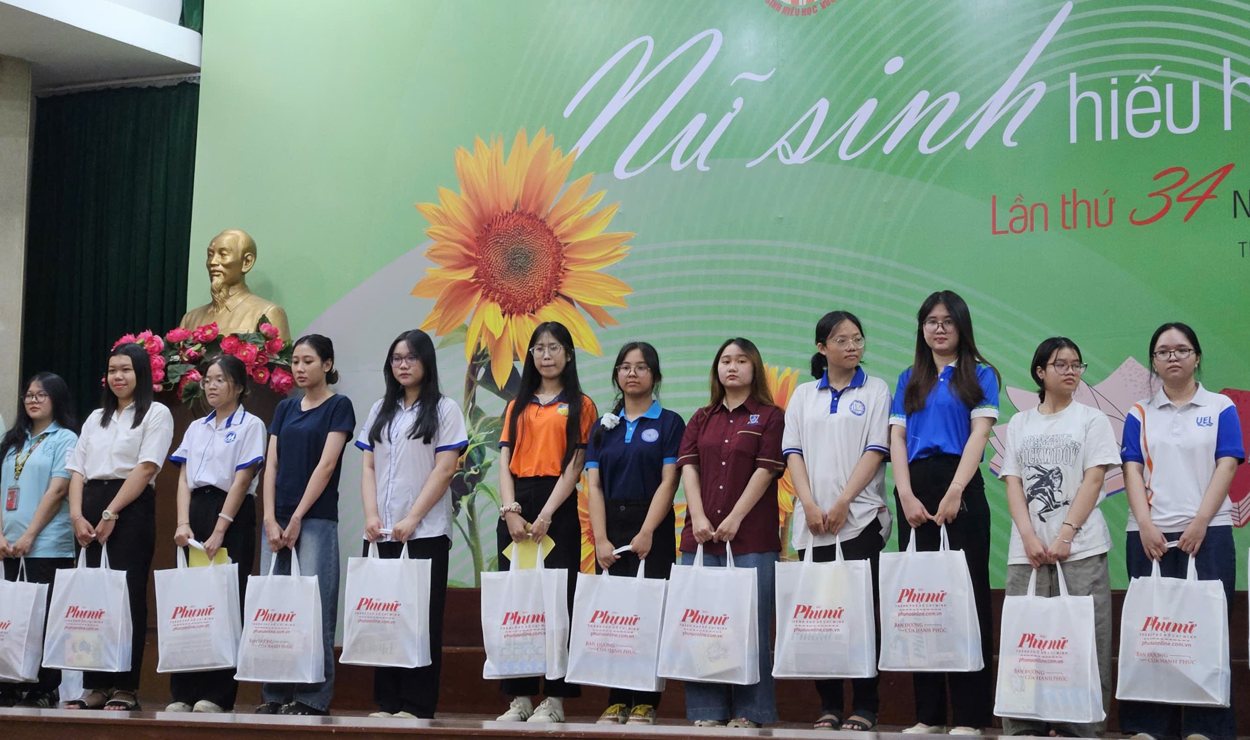Nữ sinh ĐH Y Dược TP HCM mang món quà đặc biệt về giỗ ba - Ảnh 2.
