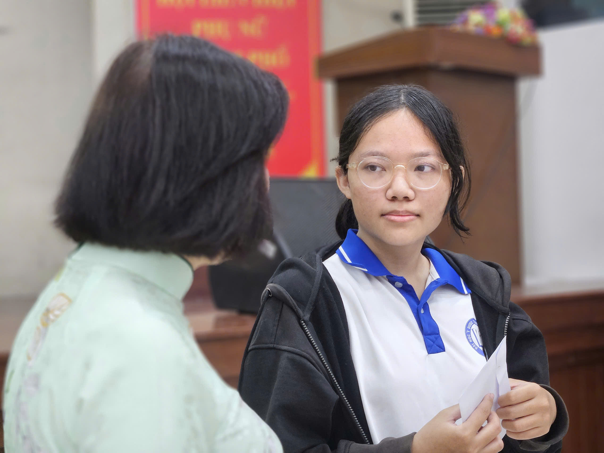 Nữ sinh ĐH Y Dược TP HCM mang món quà đặc biệt về giỗ ba - Ảnh 1.