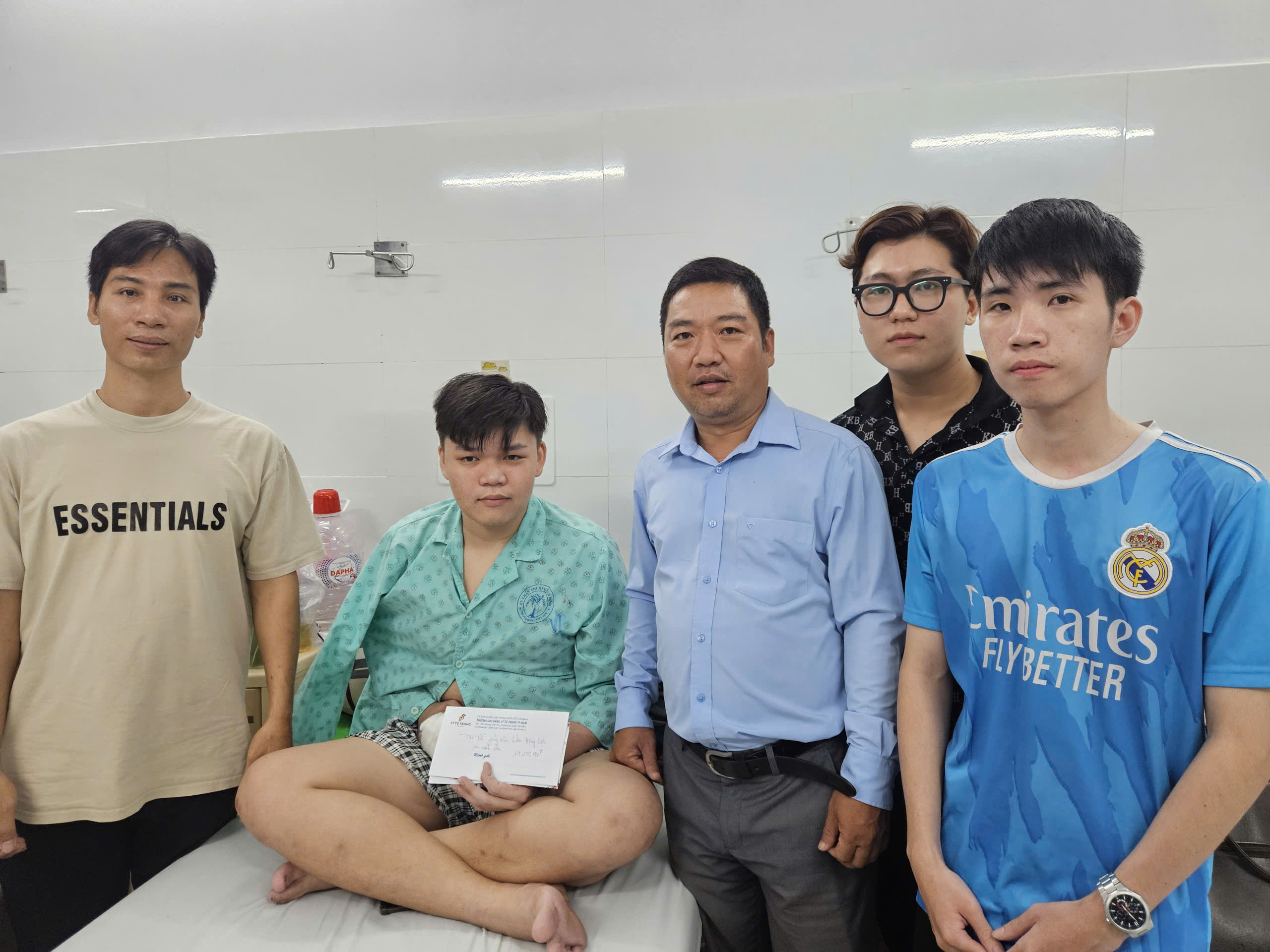 Món quà bên giường bệnh, "tiếp lửa" tinh thần cho sinh viên- Ảnh 5.