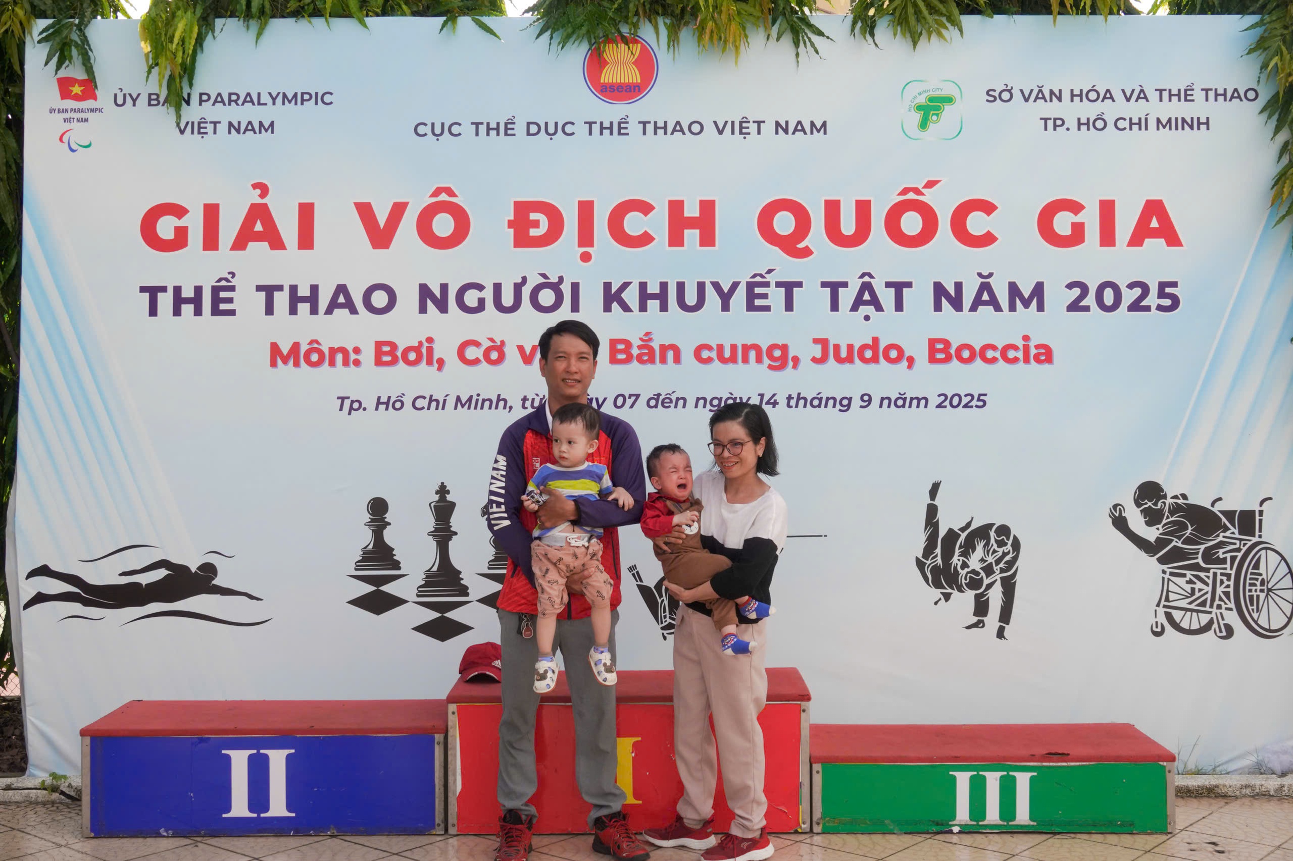 Vượt lên nghịch cảnh: Chuyện tình của đôi vợ chồng vàng đường bơi khuyết tật - Ảnh 1.
