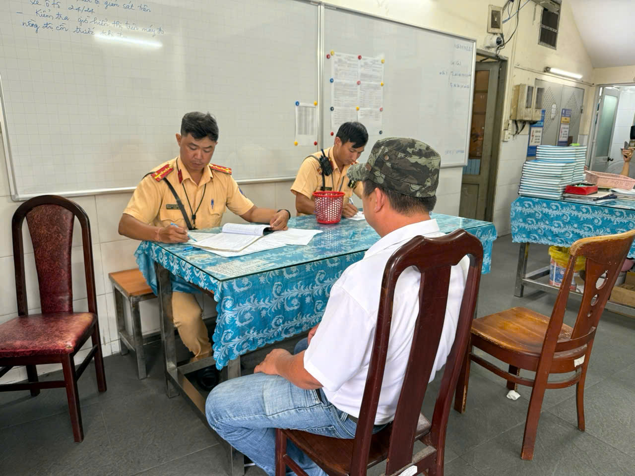 Tìm ra tài xế xe khách "làm liều" ở giao lộ trung tâm TP HCM- Ảnh 1. Tìm ra tài xế xe khách "làm liều" ở giao lộ trung tâm TP HCM- Ảnh 1.