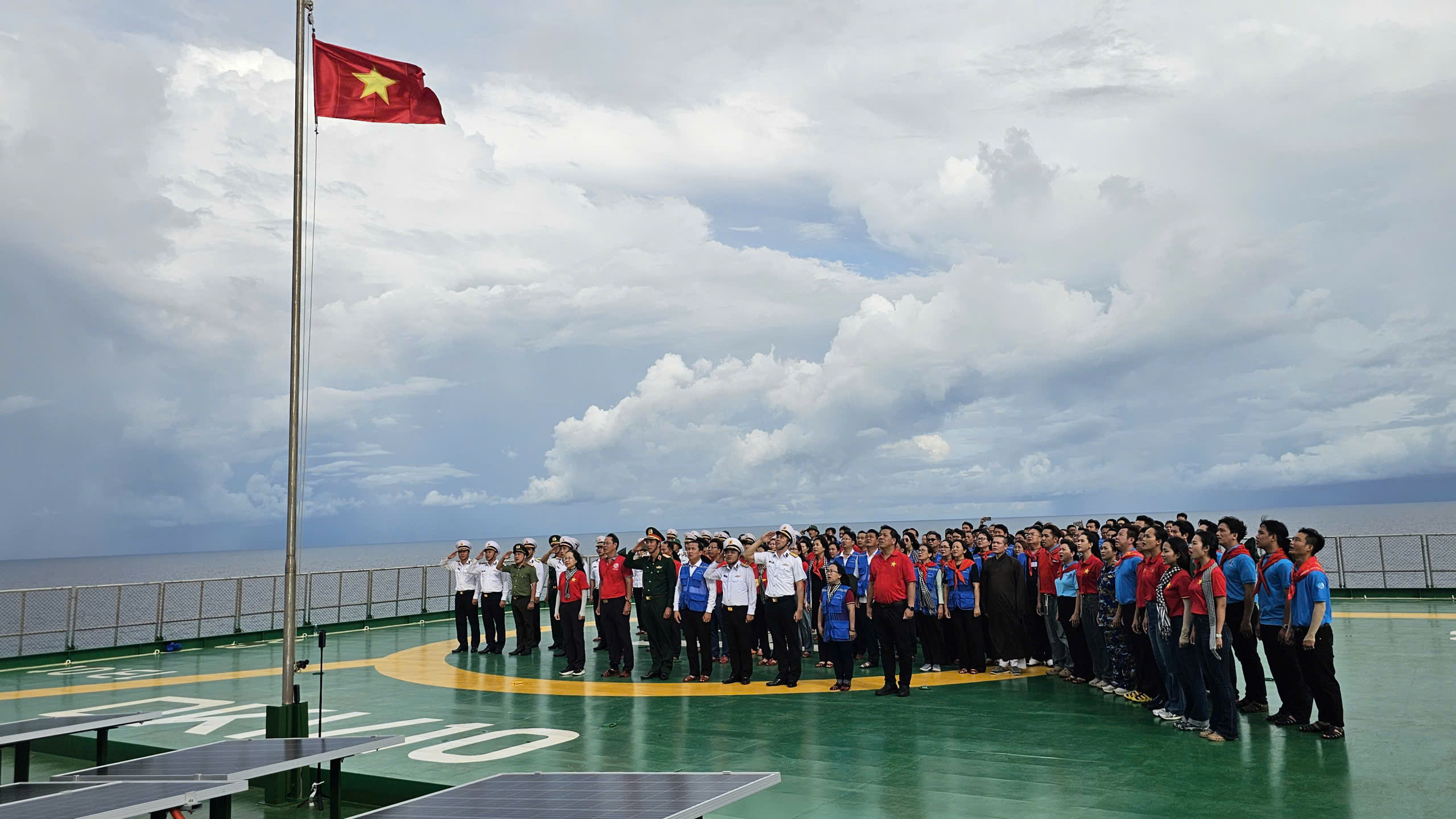 Đoàn đại biểu TP HCM hoàn thành chuyến công tác thăm quân dân các đảo Tây Nam và Nhà giàn DK1 - Ảnh 7.
