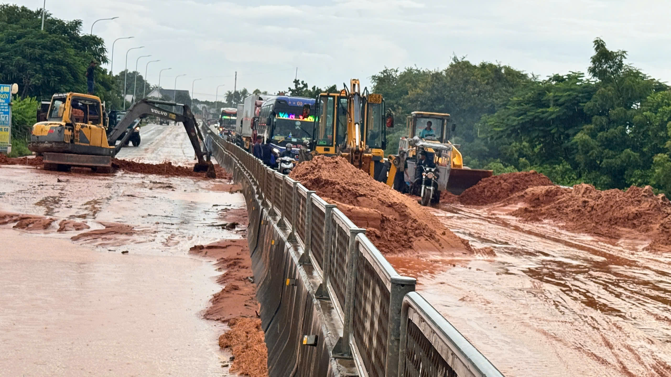 Lũ cát đỏ tràn xuống Quốc lộ 1, giao thông ách tắc - Ảnh 1.