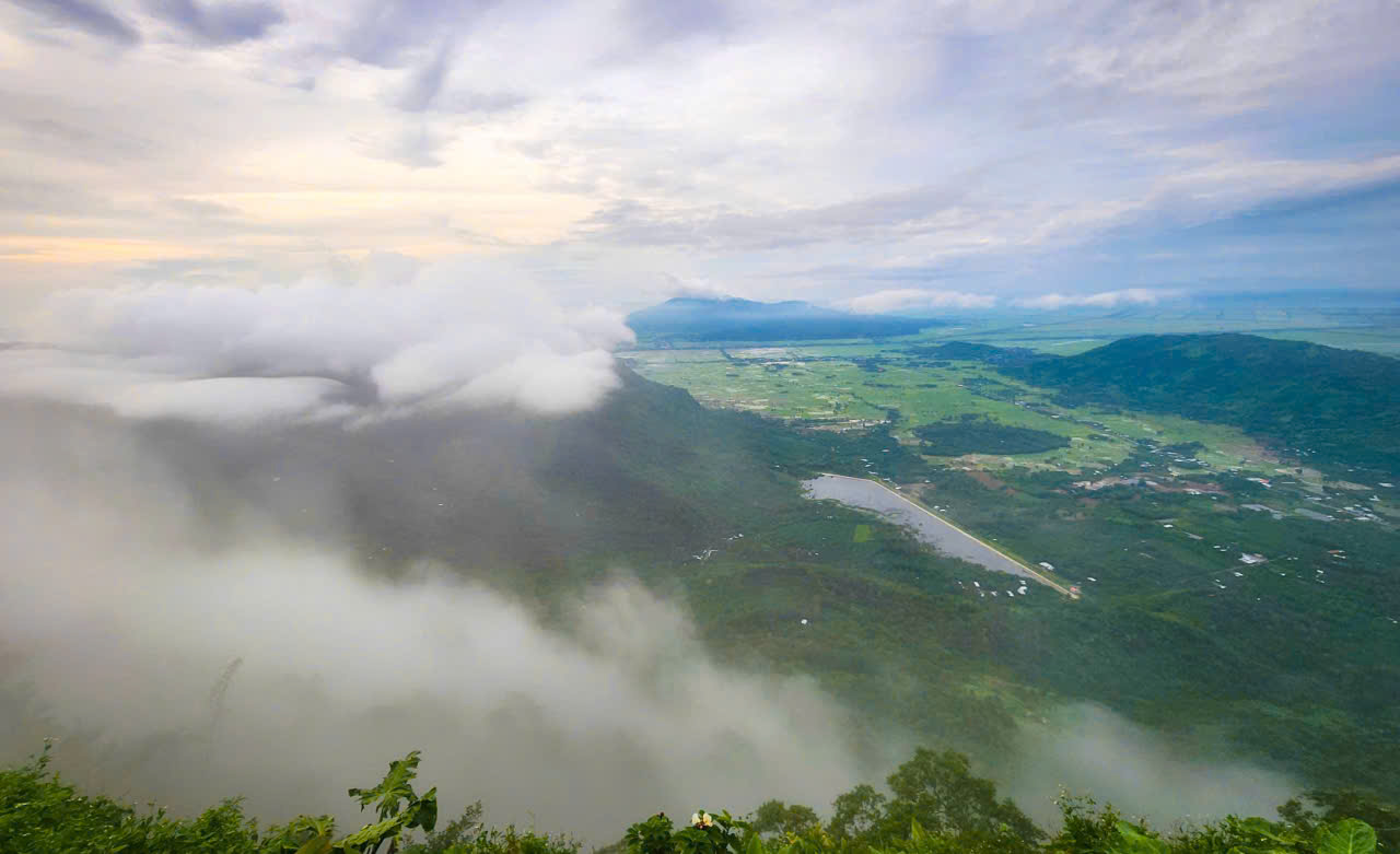 Săn mây tại Núi Cấm An Giang - trải nghiệm kỳ diệu trên nóc nhà miền Tây - Ảnh 2. Săn mây tại Núi Cấm An Giang - trải nghiệm kỳ diệu trên nóc nhà miền Tây - Ảnh 2.