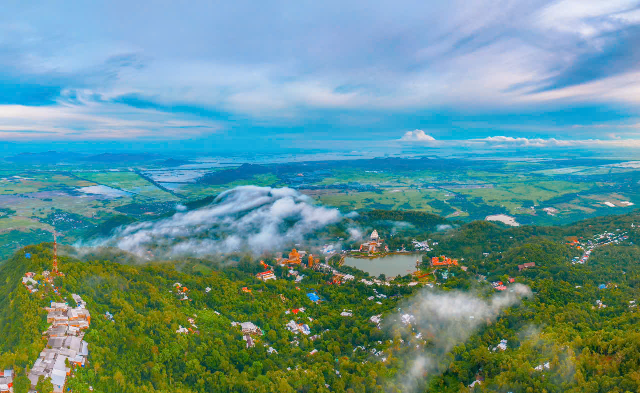 Săn mây tại Núi Cấm An Giang - trải nghiệm kỳ diệu trên nóc nhà miền Tây - Ảnh 1. Săn mây tại Núi Cấm An Giang - trải nghiệm kỳ diệu trên nóc nhà miền Tây - Ảnh 1.
