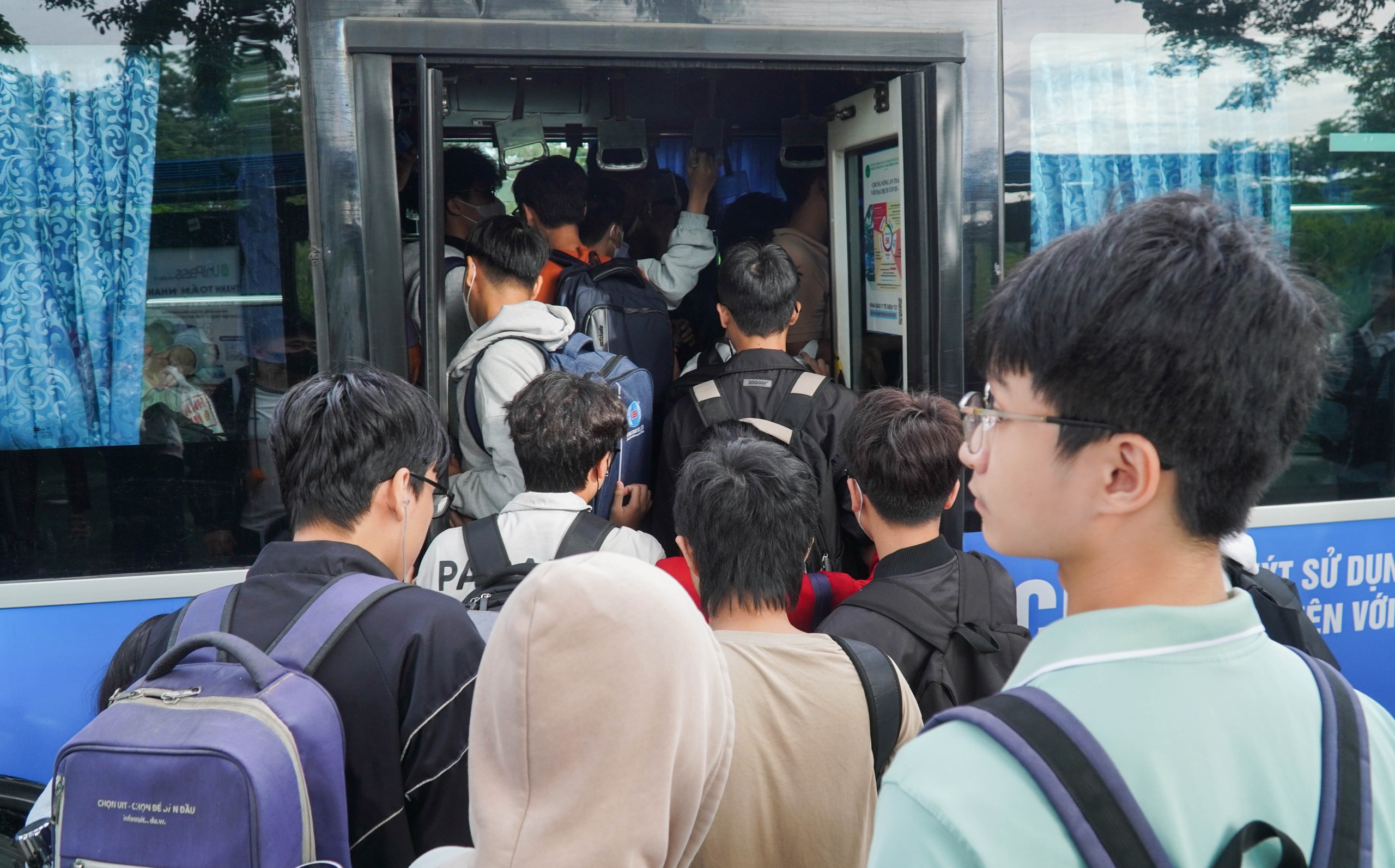 Sinh viên nghỉ học vì chờ xe buýt hàng giờ - Ảnh 1.