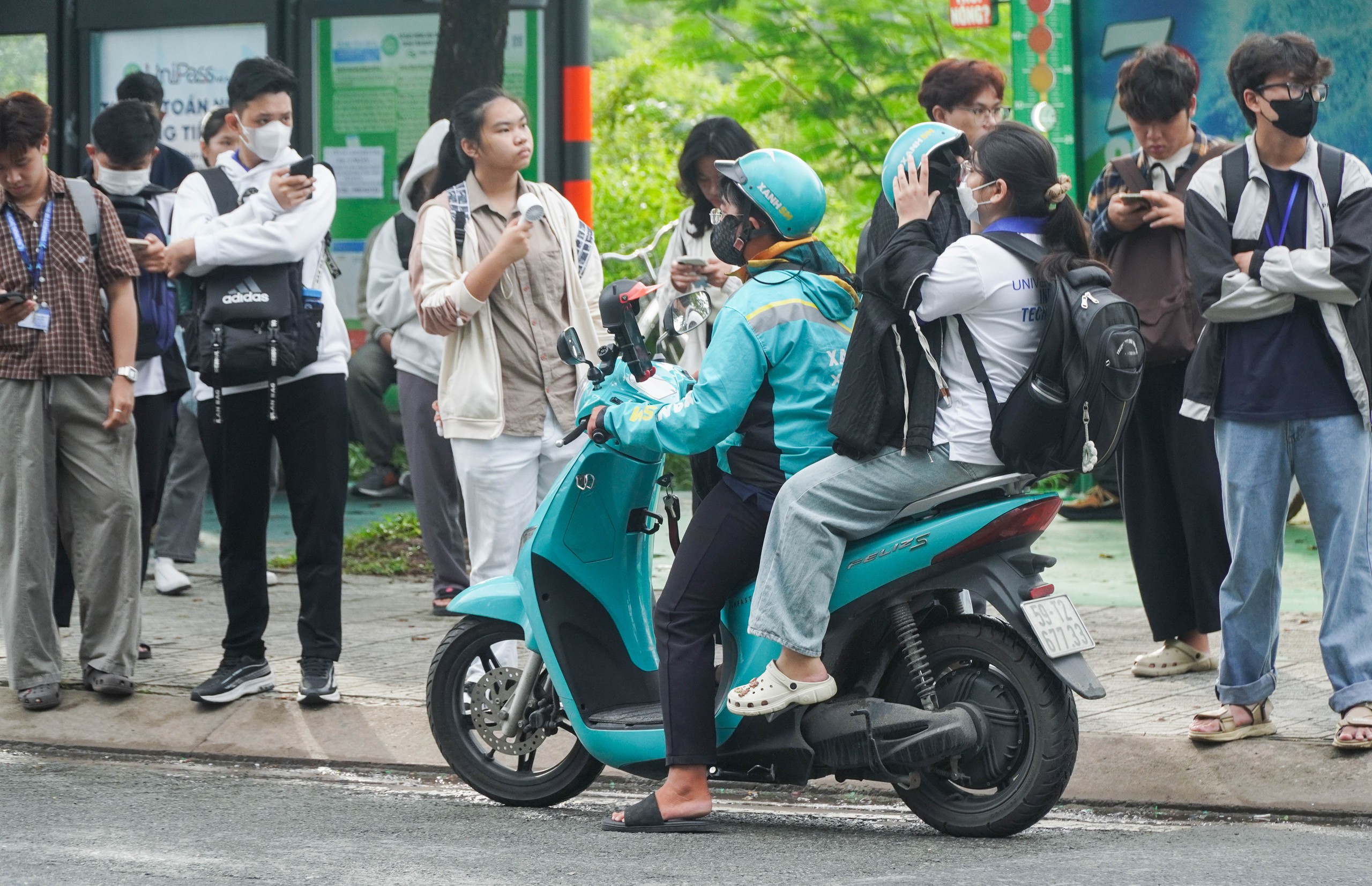 Sinh viên nghỉ học vì chờ xe buýt hàng giờ - Ảnh 6.