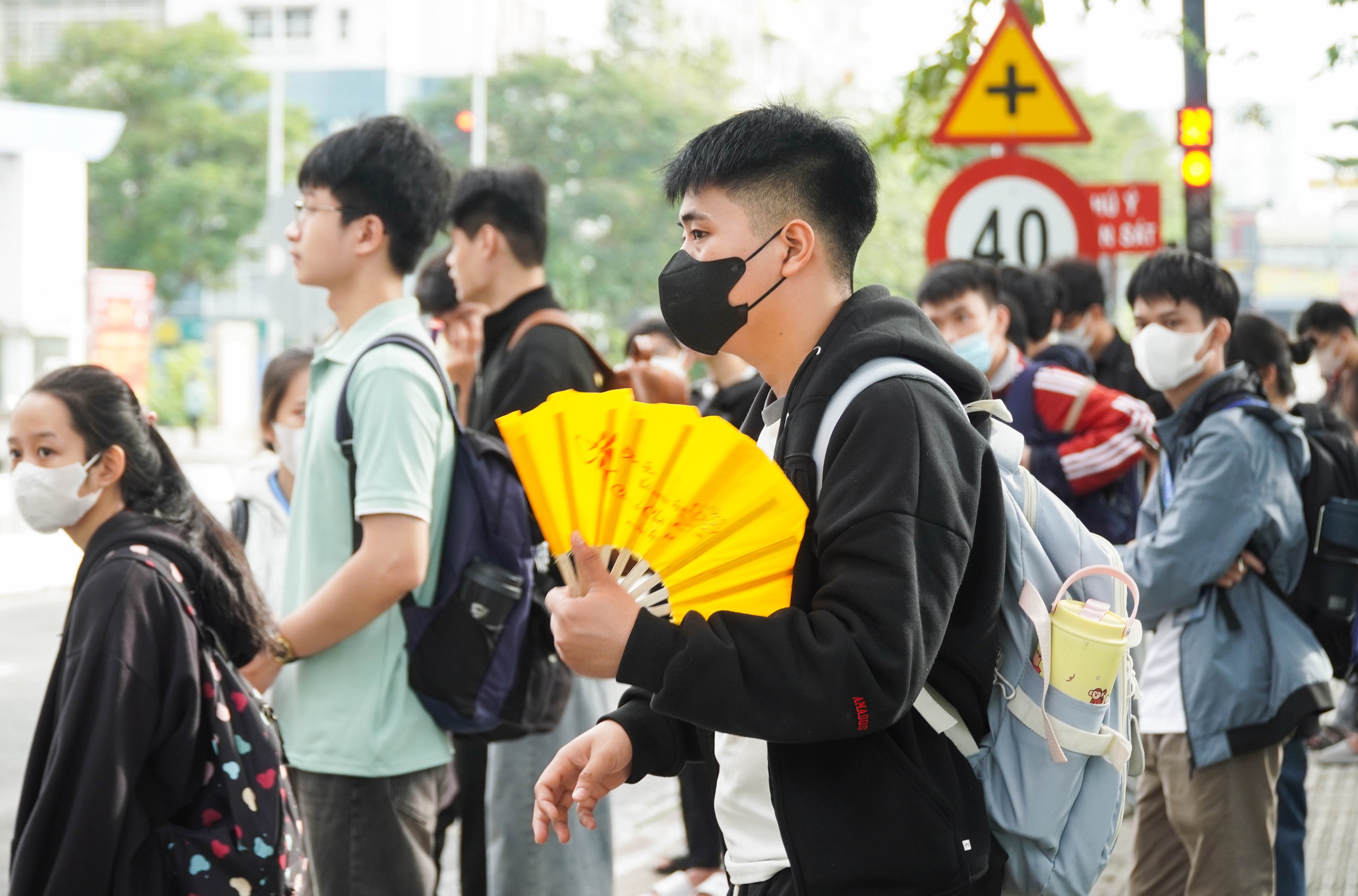 Sinh viên nghỉ học vì chờ xe buýt hàng giờ - Ảnh 8.