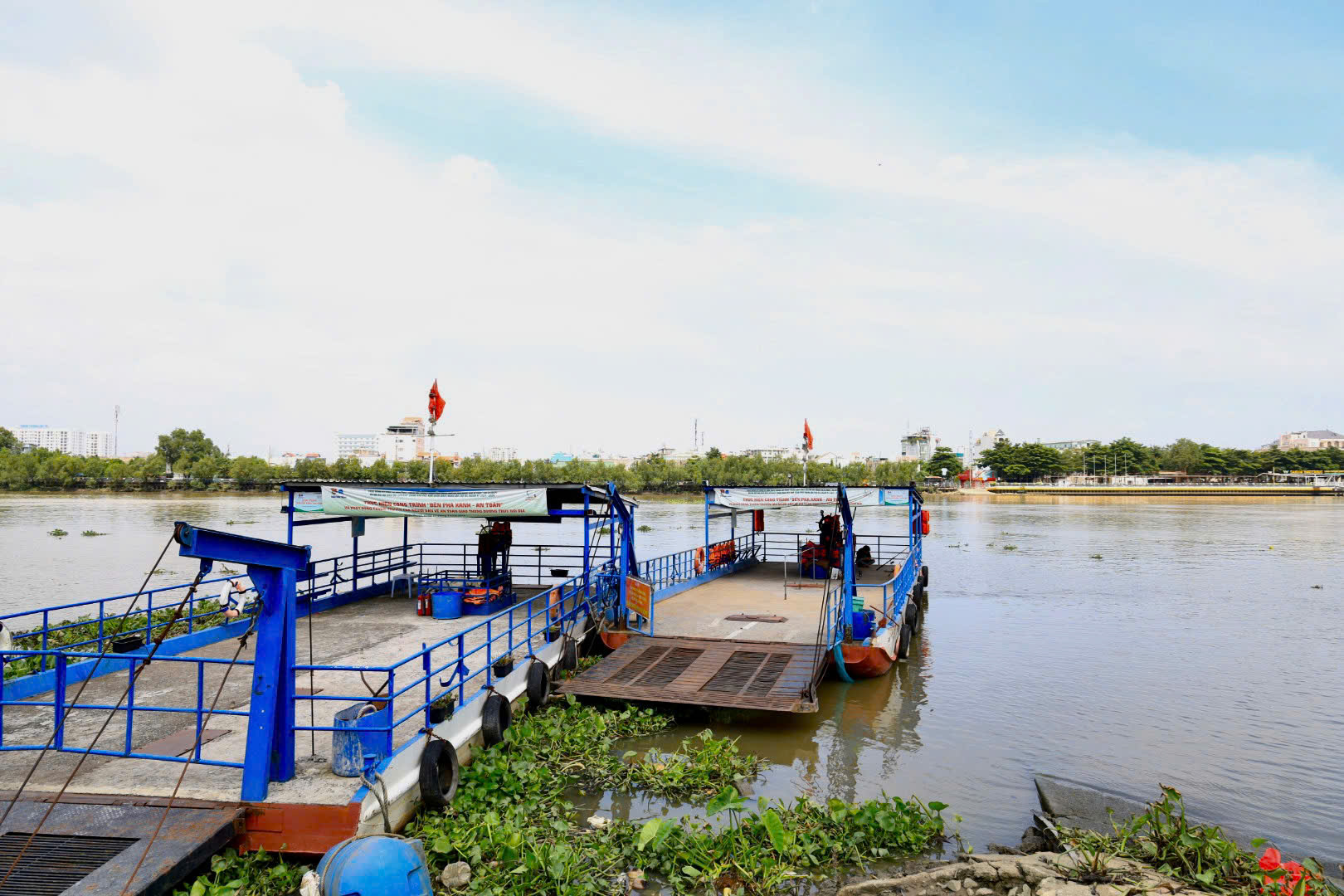 Cầu Bình Triệu ùn tắc, phà Bình Quới vẫn nằm chờ - Ảnh 1.