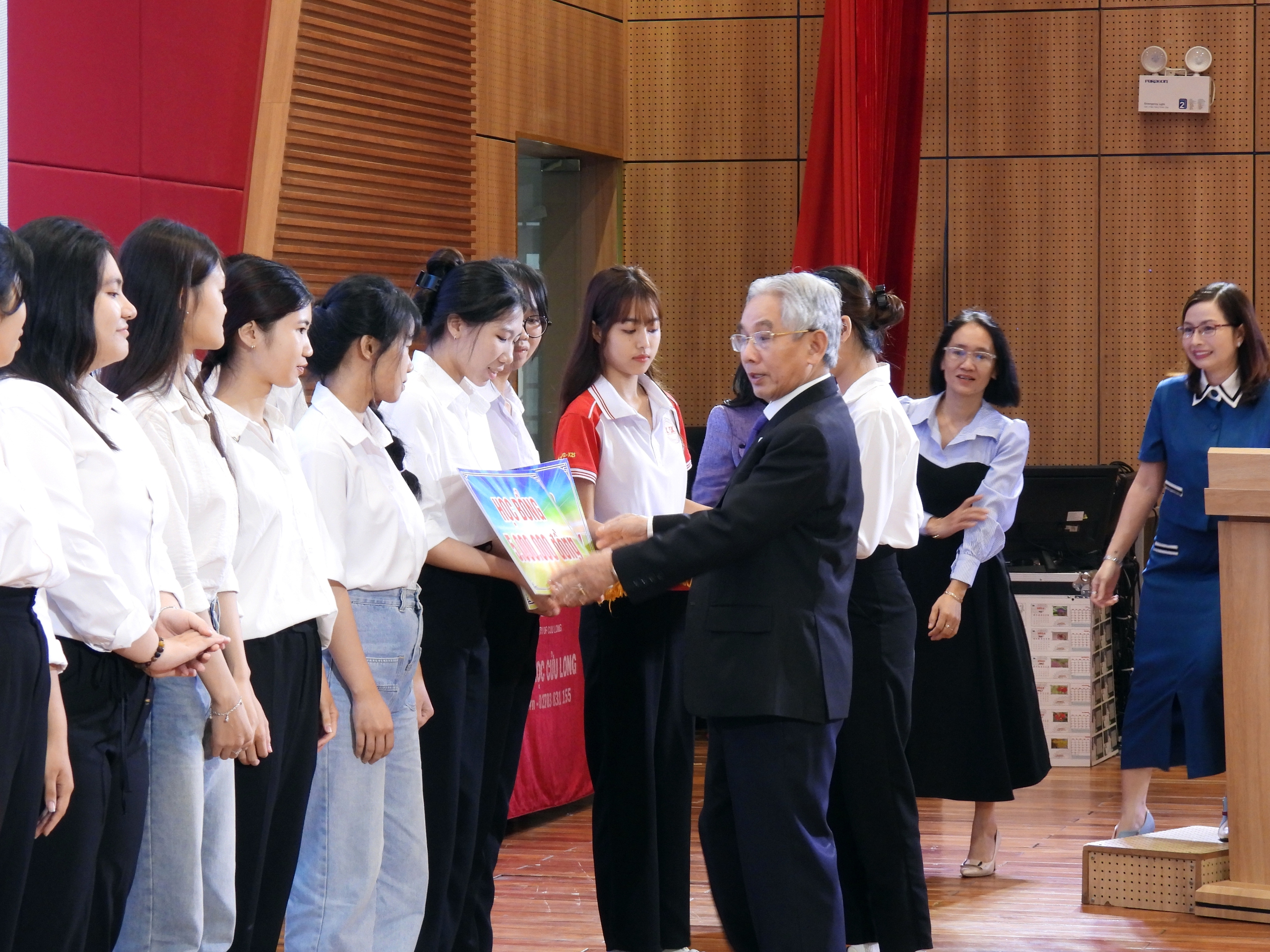 និស្សិតនៃសកលវិទ្យាល័យ Cuu Long ចំនួន ១៧០នាក់ បានចូលរួមសម្ភាសន៍ជាមួយភាគីជប៉ុន - រូបថត ២. 170 sinh viên Trường ĐH Cửu Long tham gia phỏng vấn với phía Nhật Bản- Ảnh 2.