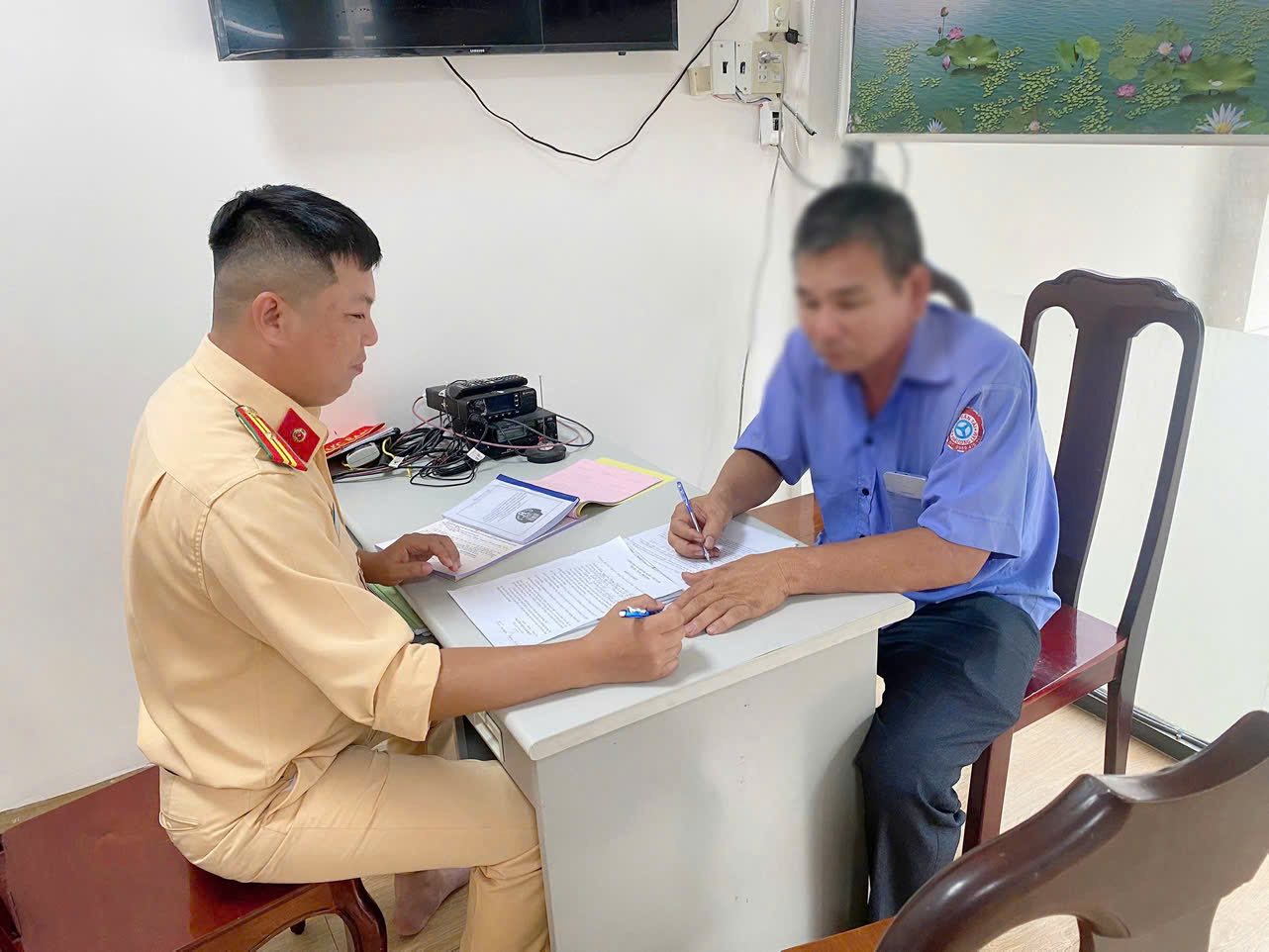 Xử phạt tài xế vượt ẩu trên Quốc lộ 20 ở Đồng Nai: Hành động kịp thời Từ CSGT - Ảnh 1. Xử phạt tài xế vượt ẩu trên Quốc lộ 20 ở Đồng Nai: Hành động kịp thời Từ CSGT - Ảnh 1.