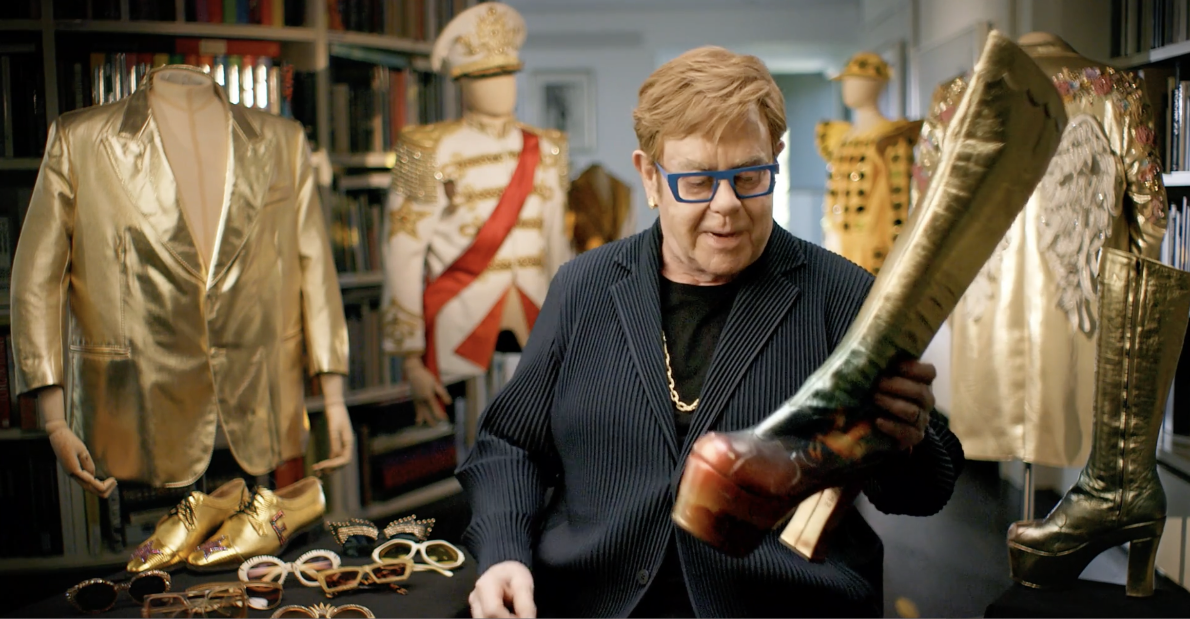 Şarkıcı Elton John altınla olan derin ve kalıcı bağını ortaya koyuyor - Fotoğraf 3. Danh ca Elton John tiết lộ mối liên kết sâu sắc và bền vững với vàng- Ảnh 3.