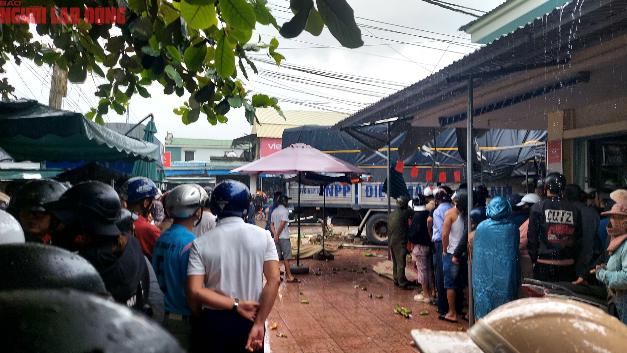 CLIP: Hiện trường vụ xe tải lao vào chợ khiến 3 người chết - Ảnh 7. CLIP: Hiện trường vụ xe tải lao vào chợ khiến 3 người chết - Ảnh 7.