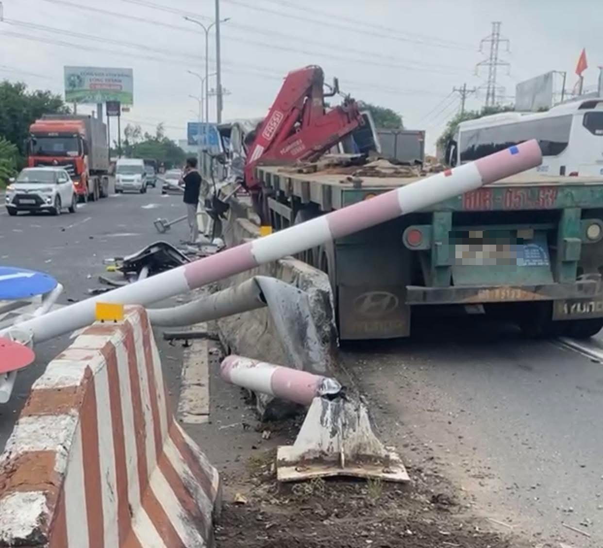 Ô tô đầu kéo bép dí sau cú tông vào dải phân cách trên Quốc lộ 51 - Ảnh 2.