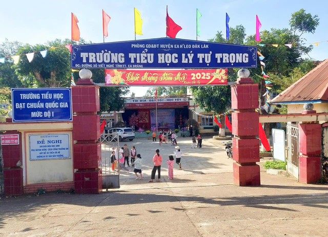 Xử lý trách nhiệm vụ trường buộc học sinh mặc 3 loại đồng phục trong tuần- Ảnh 1.