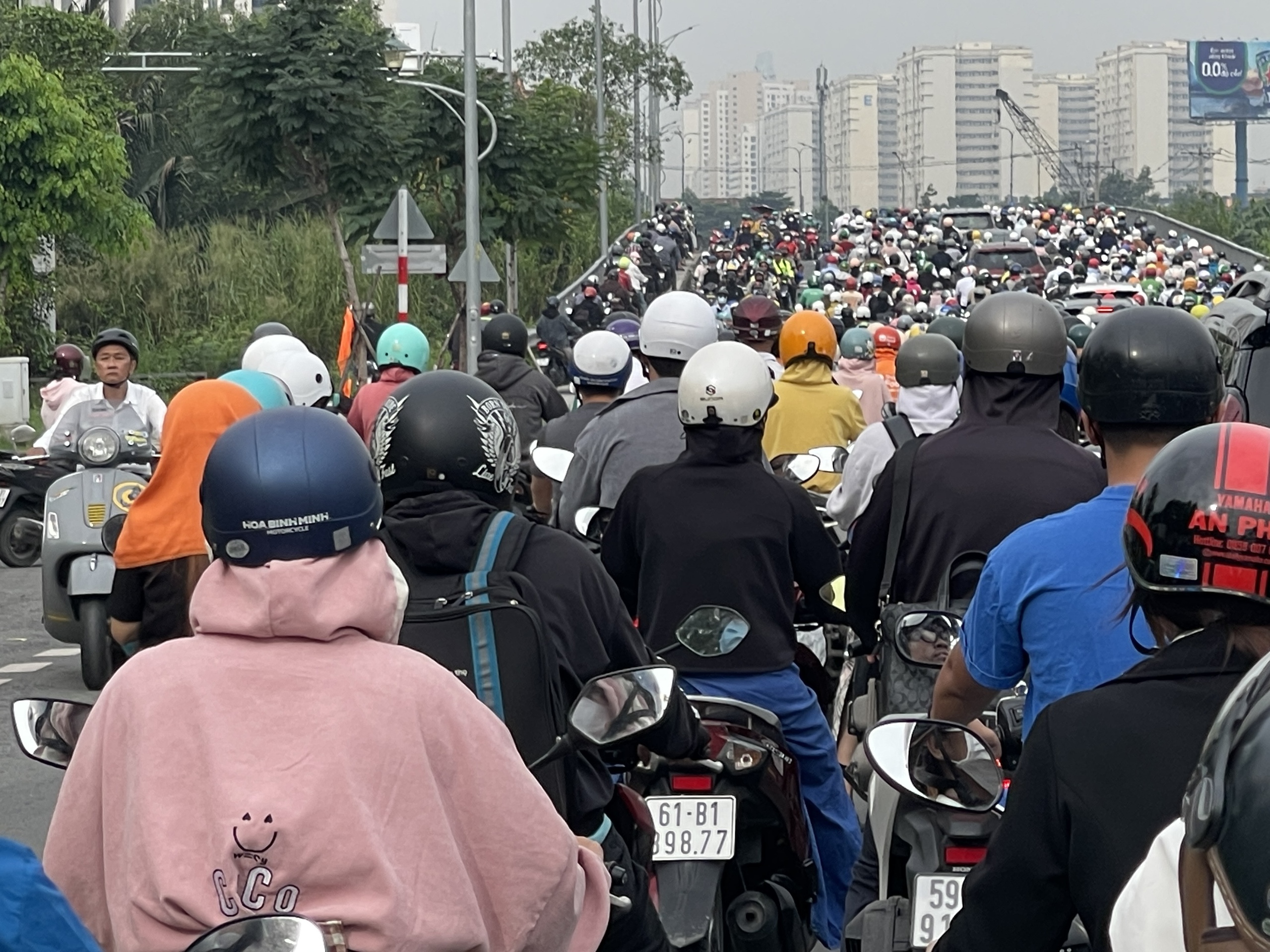 Ùn tắc giao thông tại cầu Bà Dạt khi CSGT xuất hiện khiến xe máy quay đầu chật vật - Ảnh 6. Ùn tắc giao thông tại cầu Bà Dạt khi CSGT xuất hiện khiến xe máy quay đầu chật vật - Ảnh 6.