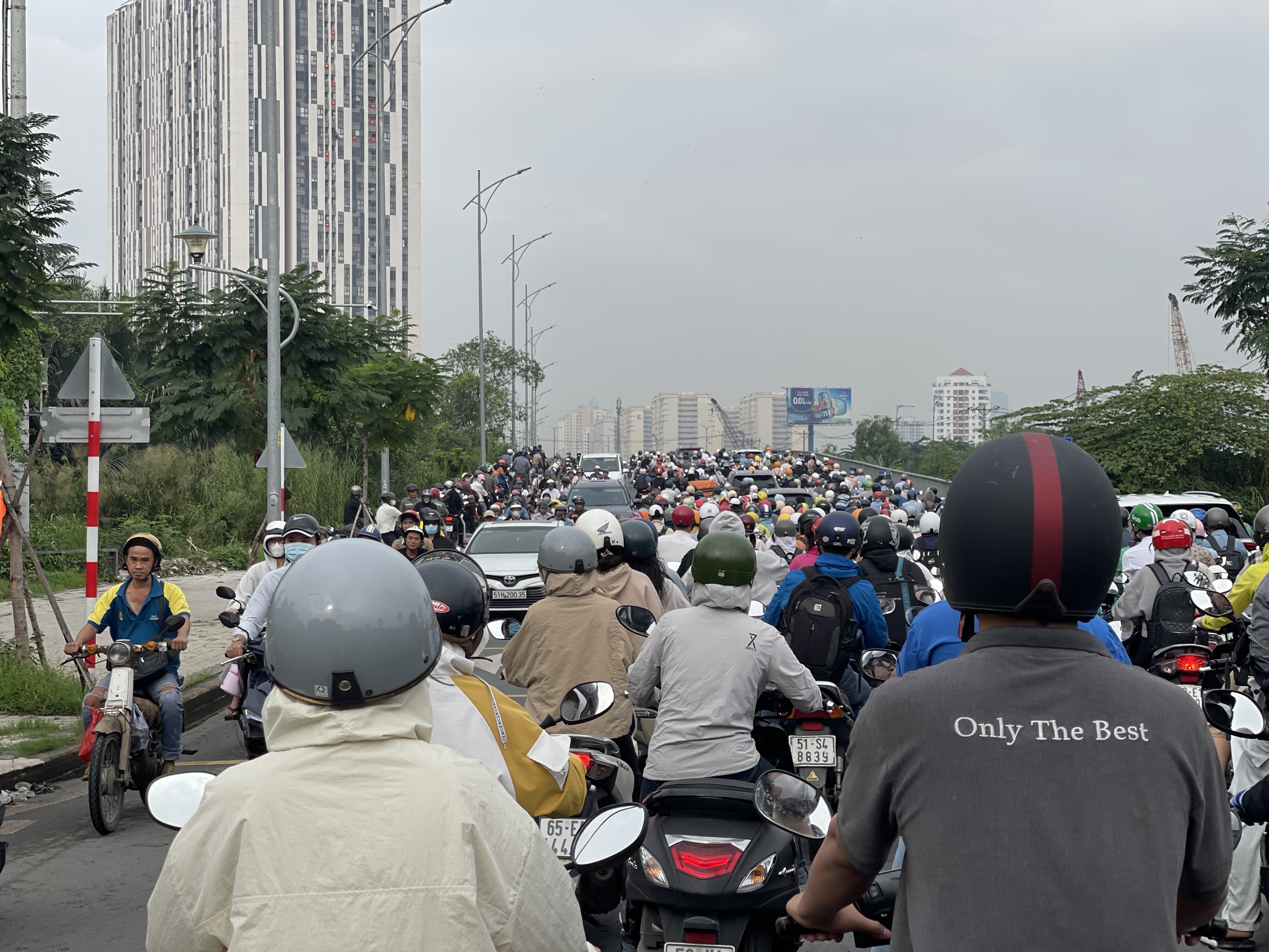 Ùn tắc giao thông tại cầu Bà Dạt khi CSGT xuất hiện khiến xe máy quay đầu chật vật - Ảnh 4. Ùn tắc giao thông tại cầu Bà Dạt khi CSGT xuất hiện khiến xe máy quay đầu chật vật - Ảnh 4.