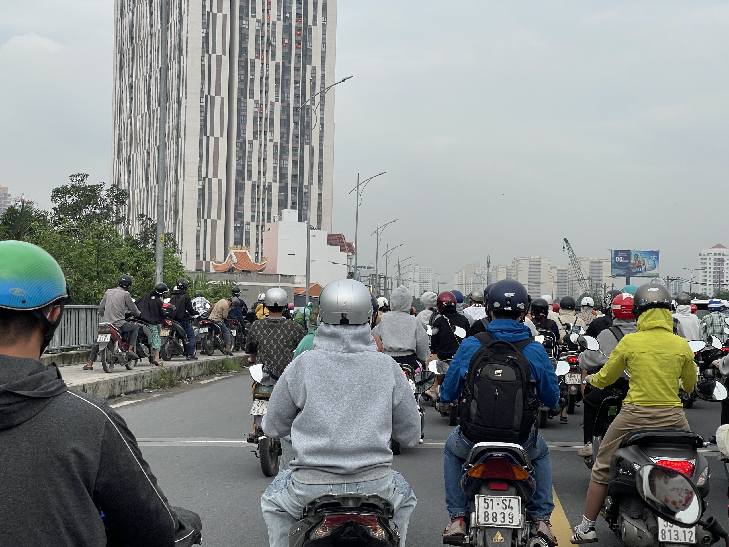 Ùn tắc giao thông tại cầu Bà Dạt khi CSGT xuất hiện khiến xe máy quay đầu chật vật - Ảnh 2. Ùn tắc giao thông tại cầu Bà Dạt khi CSGT xuất hiện khiến xe máy quay đầu chật vật - Ảnh 2.