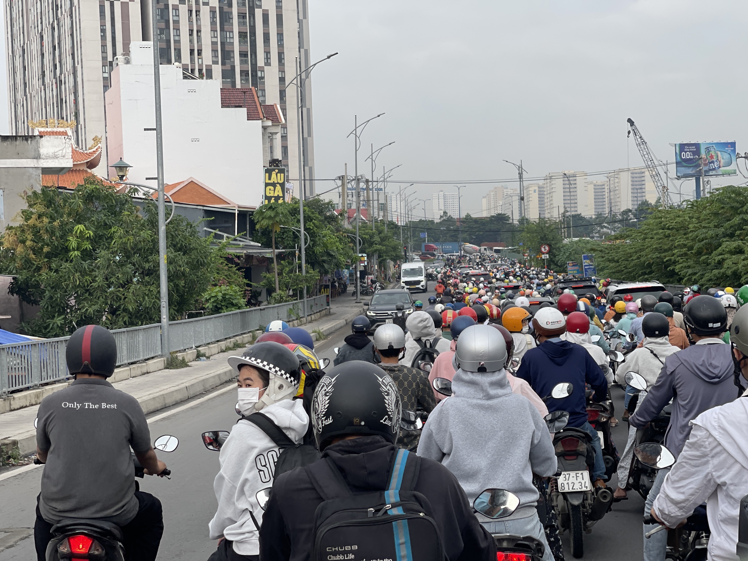 Ùn tắc giao thông tại cầu Bà Dạt khi CSGT xuất hiện khiến xe máy quay đầu chật vật - Ảnh 3. Ùn tắc giao thông tại cầu Bà Dạt khi CSGT xuất hiện khiến xe máy quay đầu chật vật - Ảnh 3.