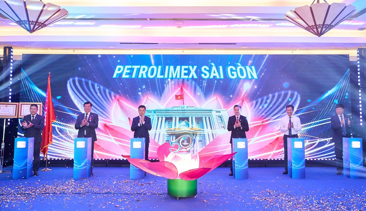 Petrolimex Sài Gòn vinh dự đón nhận Huân chương Lao động hạng Nhất - Ảnh 1.