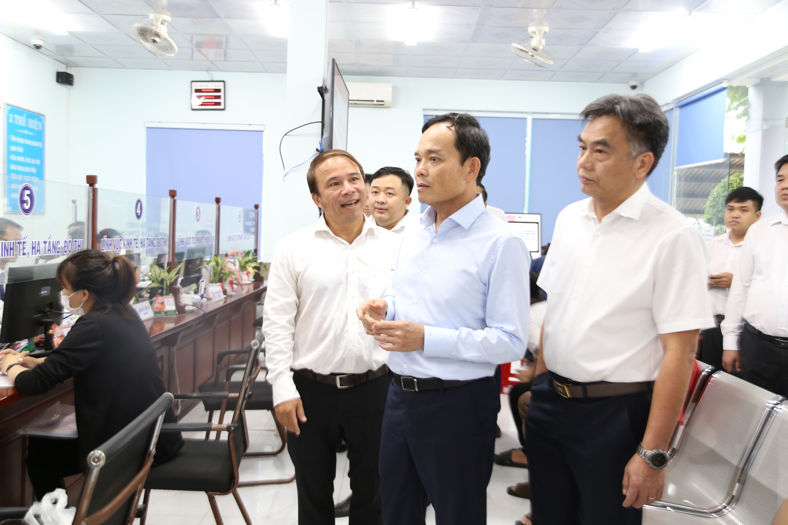 Bí thư Thành ủy TP HCM Trần Lưu Quang khảo sát Trung tâm Phục vụ hành chính công bình Dương - Ảnh 4.