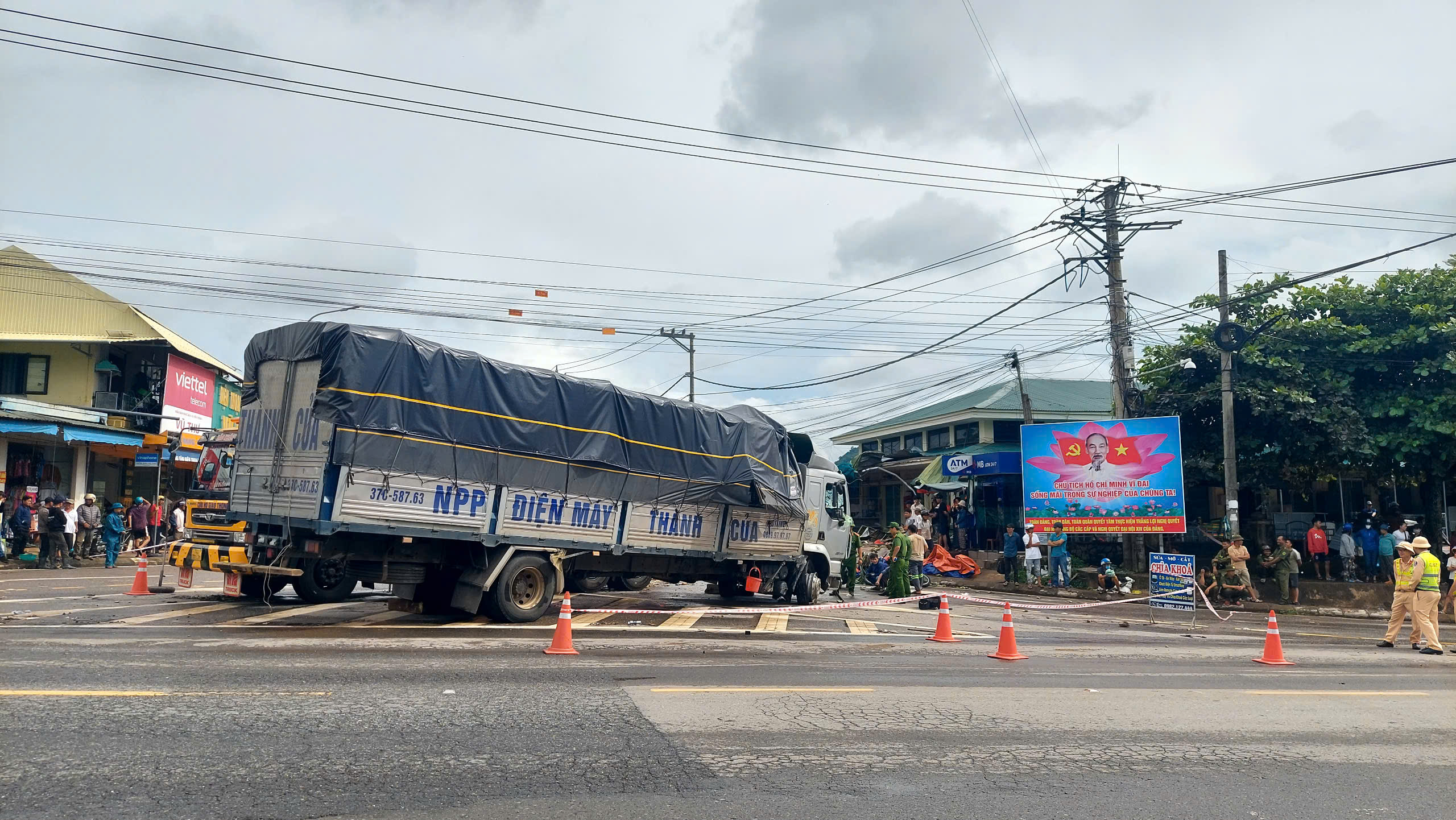 Vụ xe tải lao vào chợ: Lý do chưa xây chợ chuối "xoá" điểm nóng giao thông? - Ảnh 1.