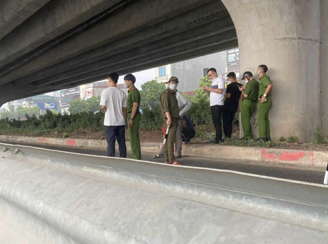 Phát hiện thi thể đang phân hủy dưới chân đường Vành đai 3- Ảnh 1.
