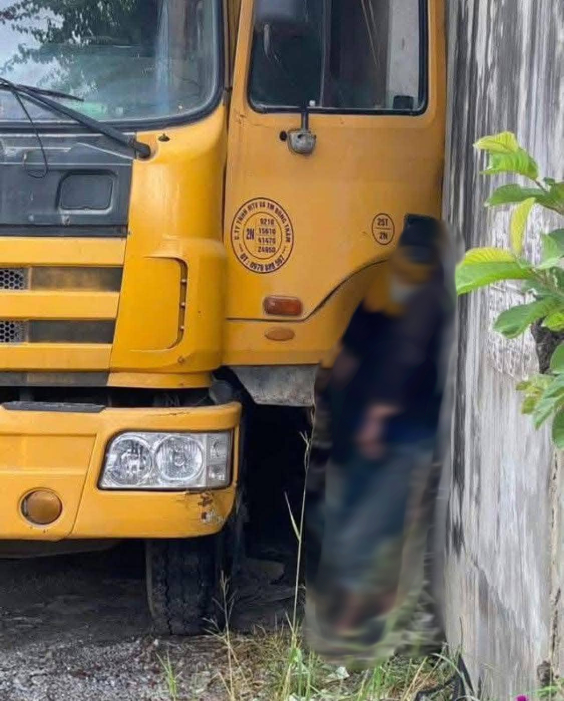 Tài xế xe tải bị đè chết thương tâm tại Nghệ An khi kiểm tra xe - Ảnh 1.