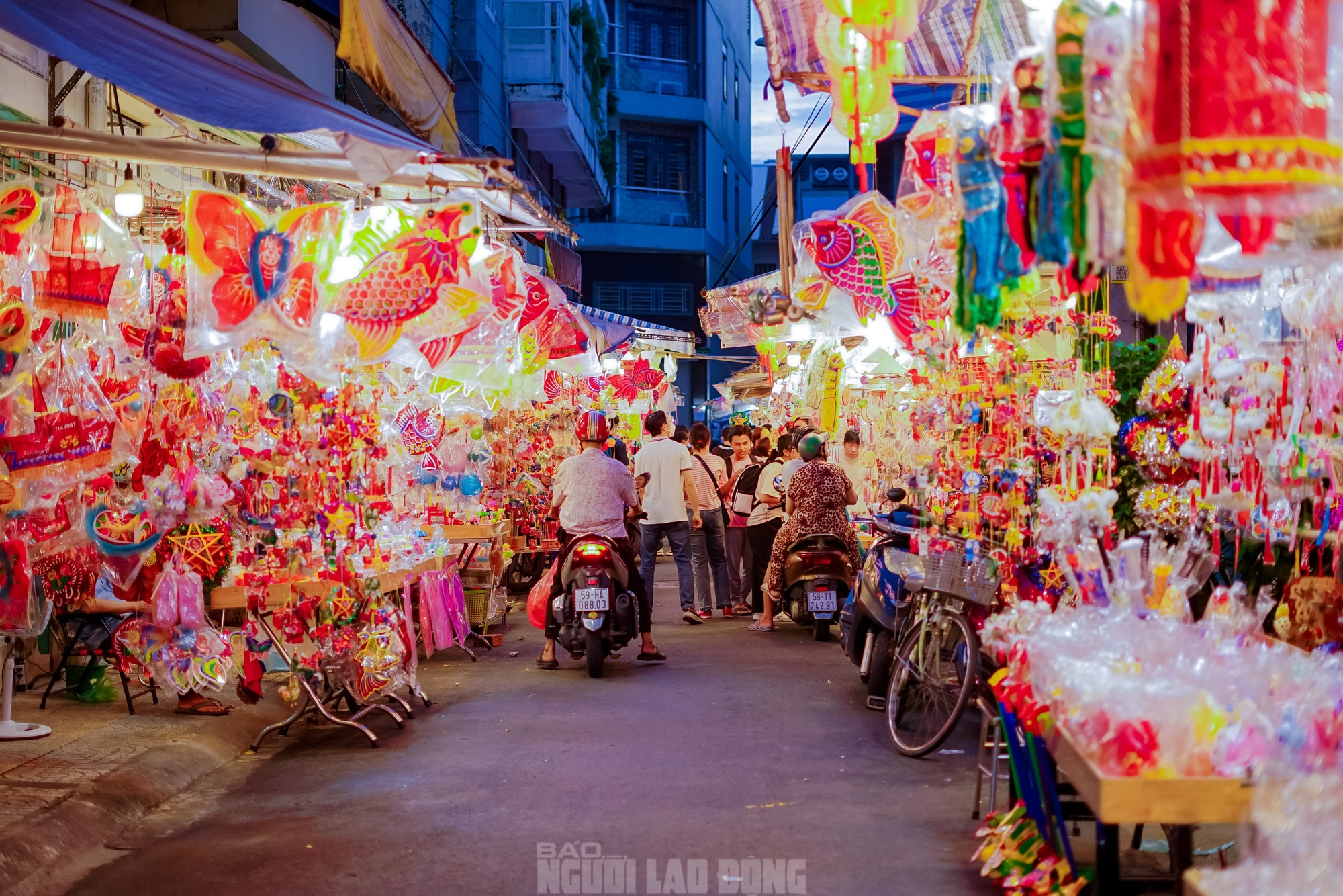 Phố lồng đèn TP HCM rộn ràng trước rằm Trung thu- Ảnh 1.
