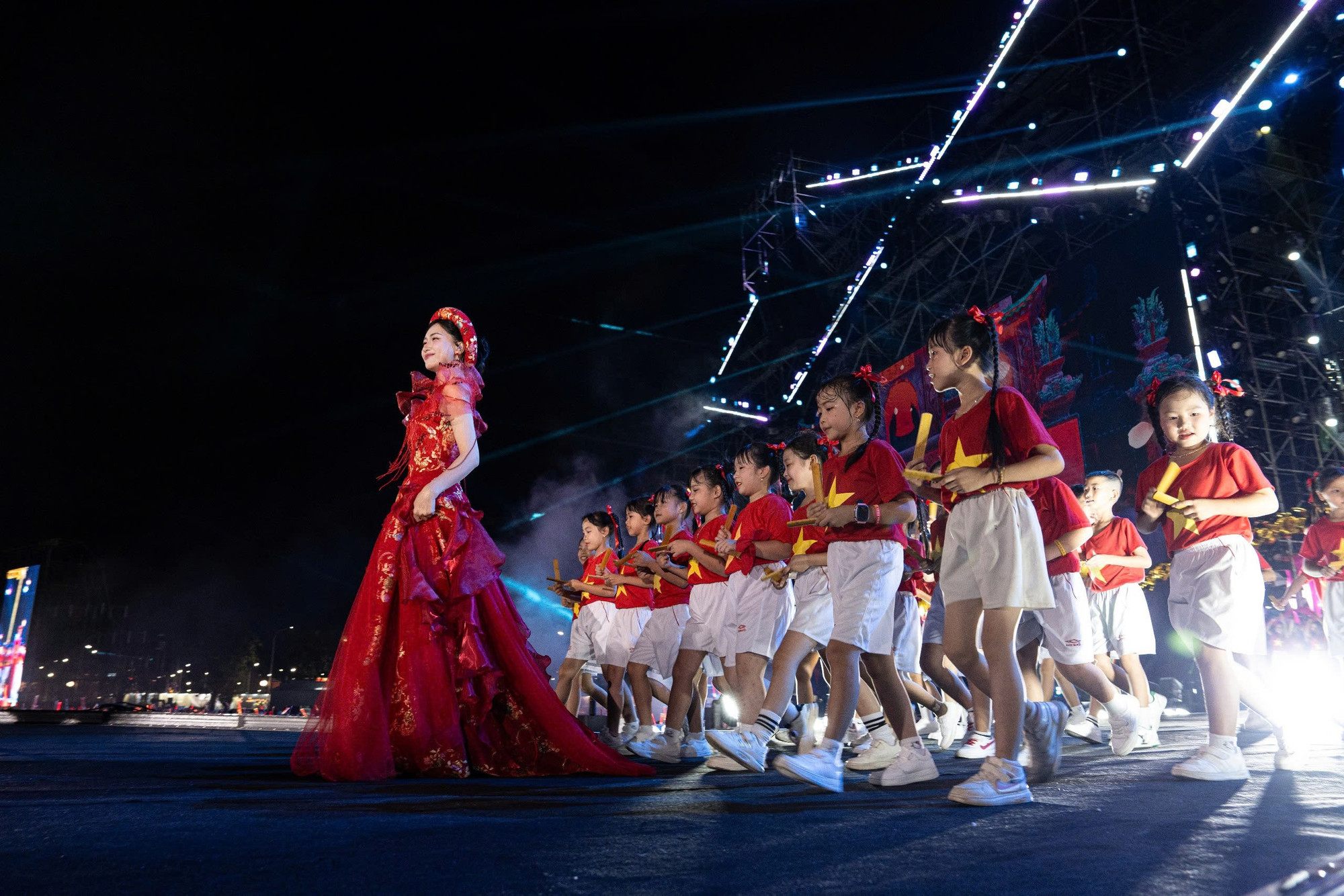 រដូវប្រគុំតន្ត្រីវៀតណាមល្អ - រូបថត ២. Concert Việt Nam được mùa- Ảnh 2.