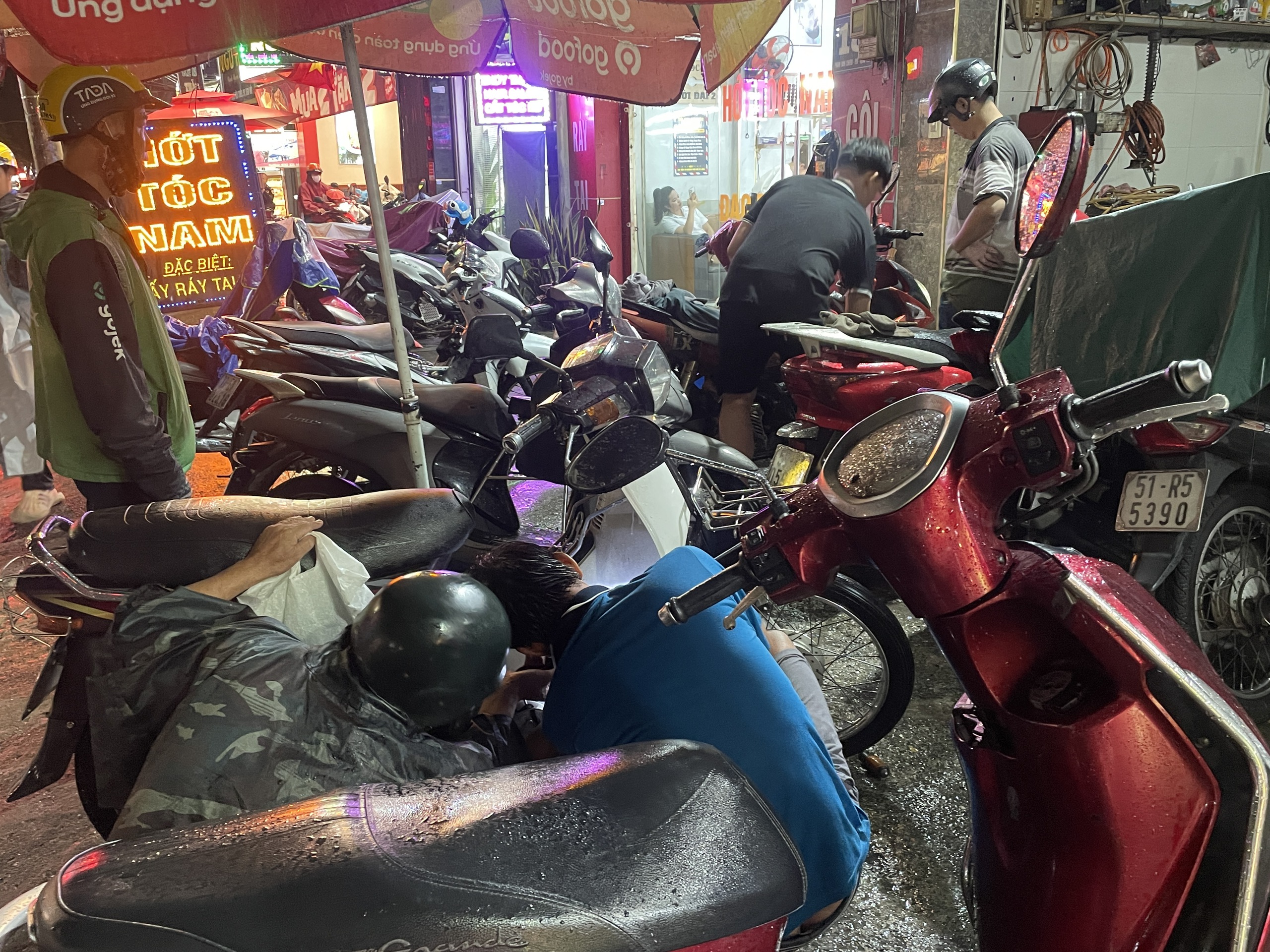 Mưa lớn chiều tối, người dân khu vưkc Gò Vấp bì bõm về nhà   - Ảnh 7.