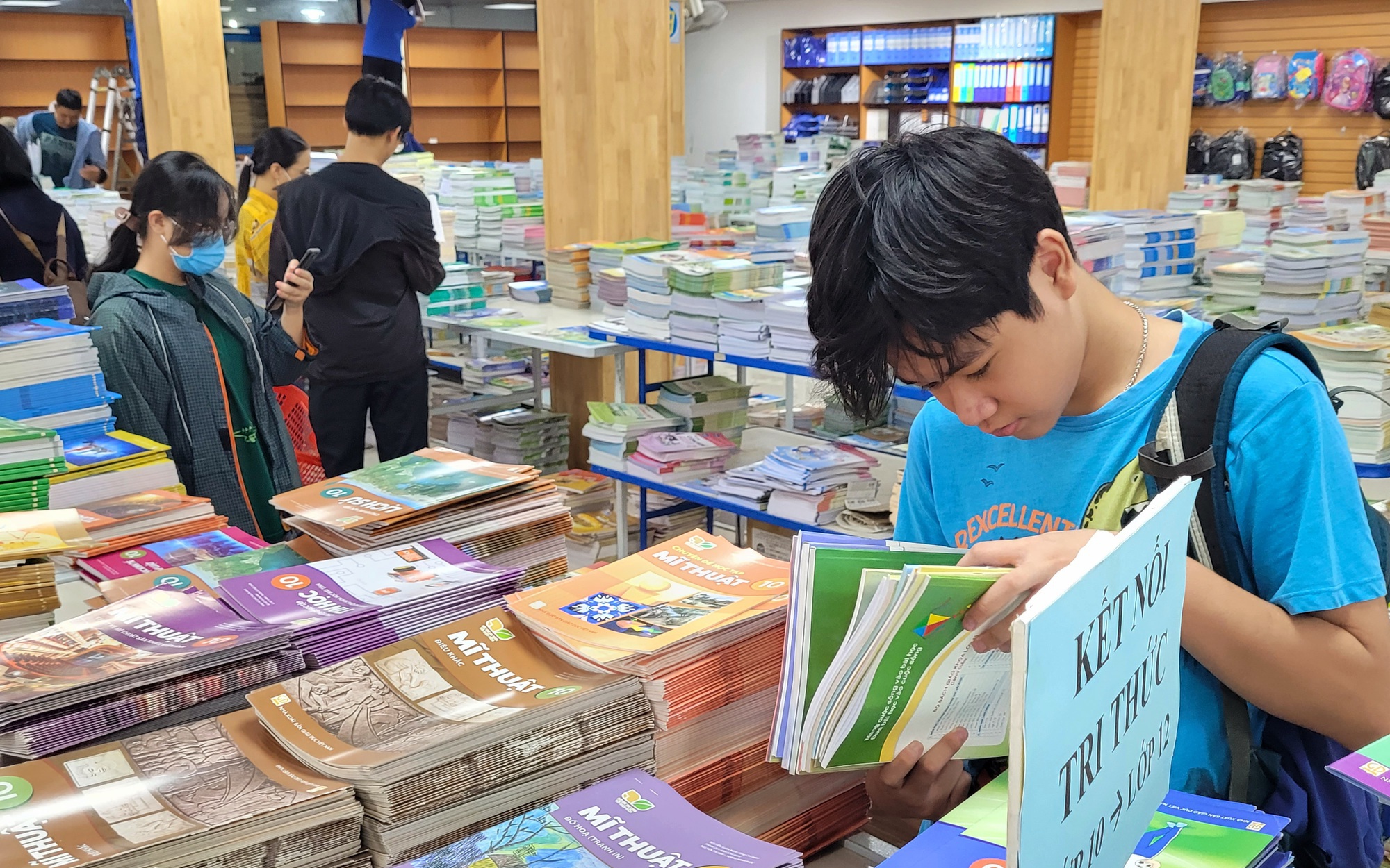 Đề xuất viết bộ sách giáo khoa mới trong 12 tháng - Ảnh 1.