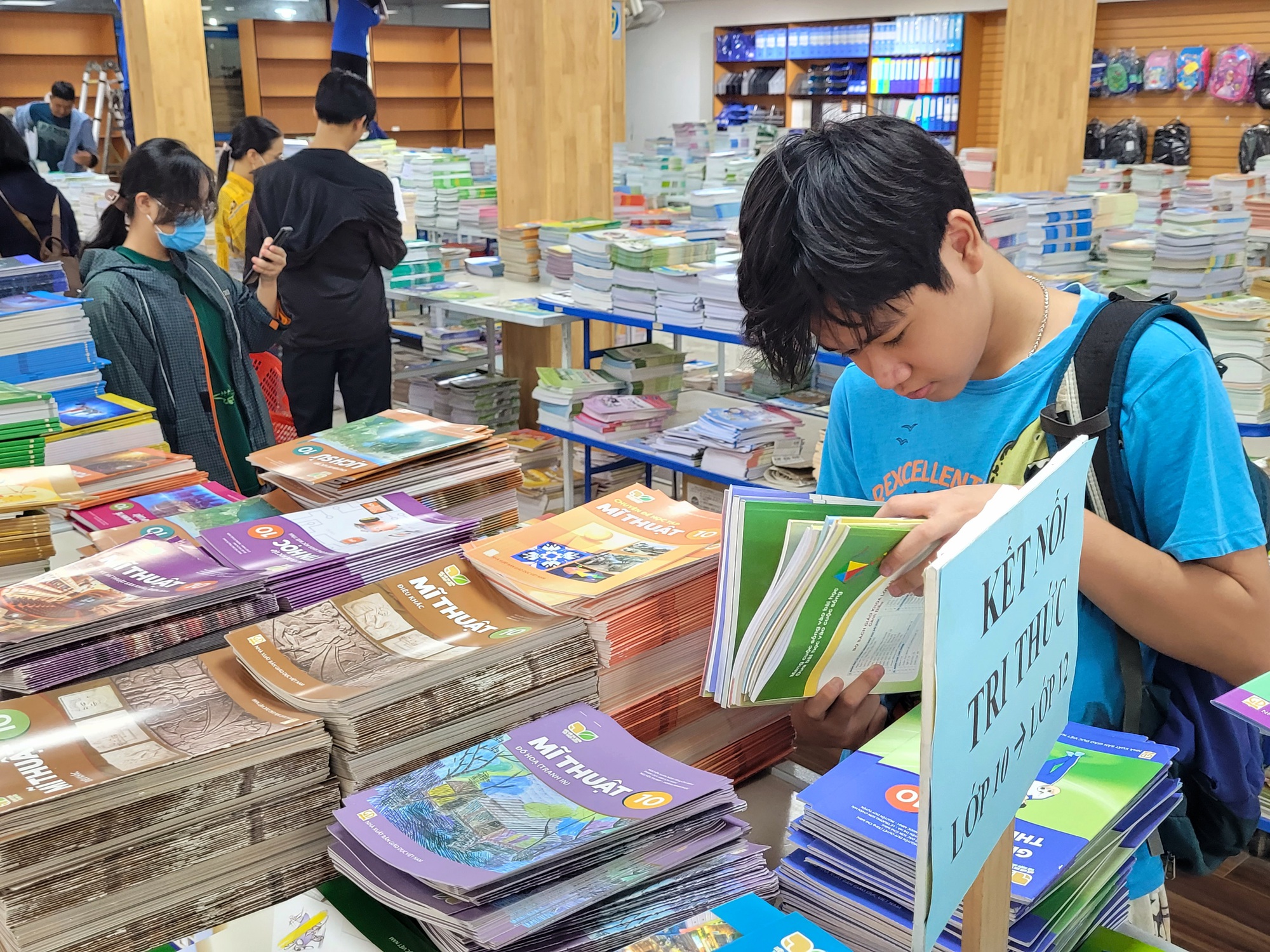 Diễn đàn “Một bộ sách giáo khoa”: Con đường ngắn nhất để bảo đảm công bằng và chất lượng- Ảnh 1. Diễn đàn “Một bộ sách giáo khoa”: Con đường ngắn nhất để bảo đảm công bằng và chất lượng- Ảnh 1.