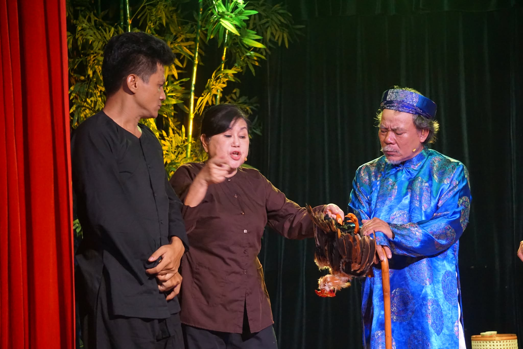 Nghệ sĩ hài Phương Bình trở lại sân khấu với "Vụ án trộm trứng gà"- Ảnh 5. Nghệ sĩ hài Phương Bình trở lại sân khấu với "Vụ án trộm trứng gà"- Ảnh 5.