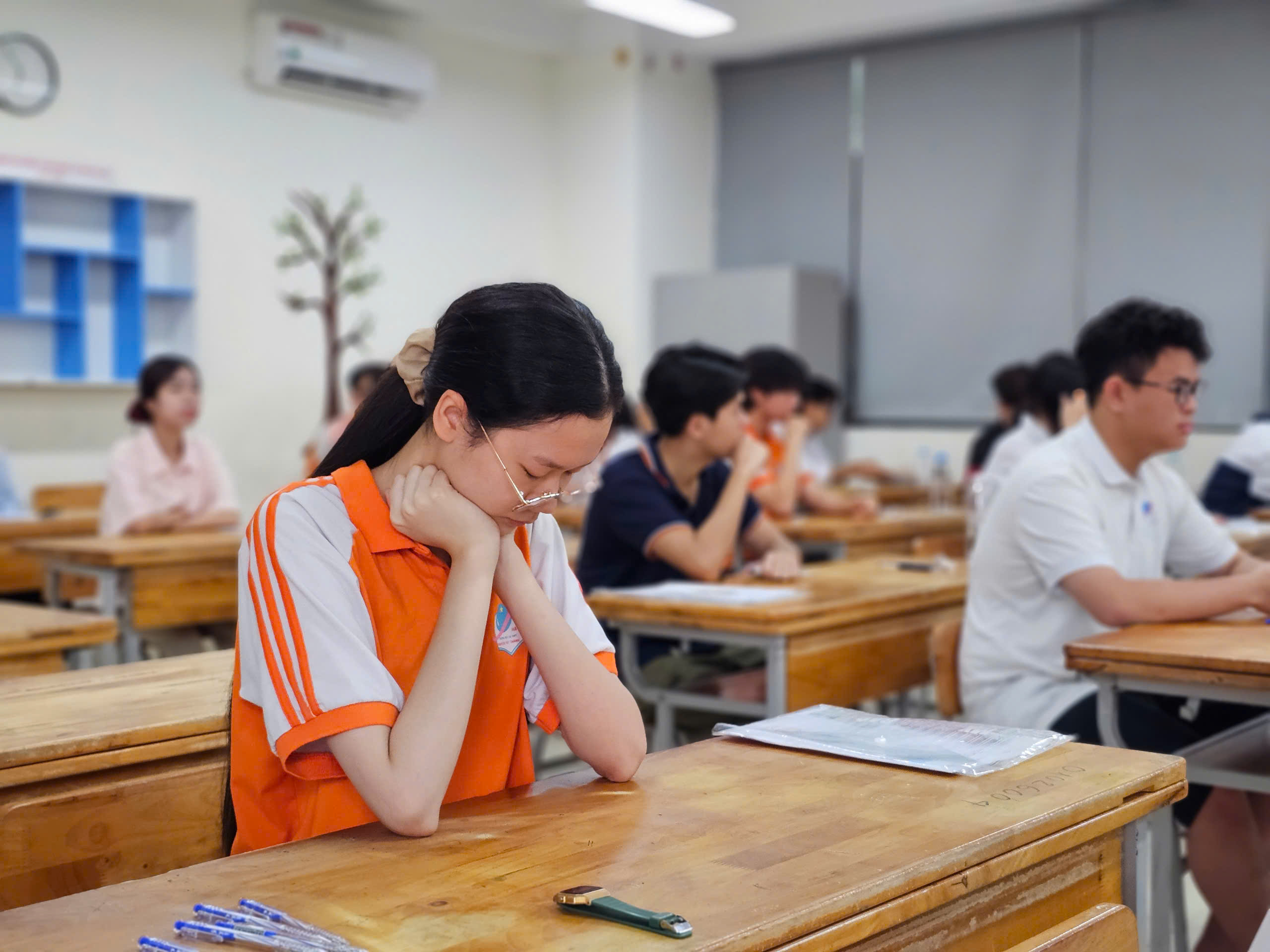 Bộ GD-ĐT lấy ý kiến bỏ xét tuyển bằng học bạ - Ảnh 1.