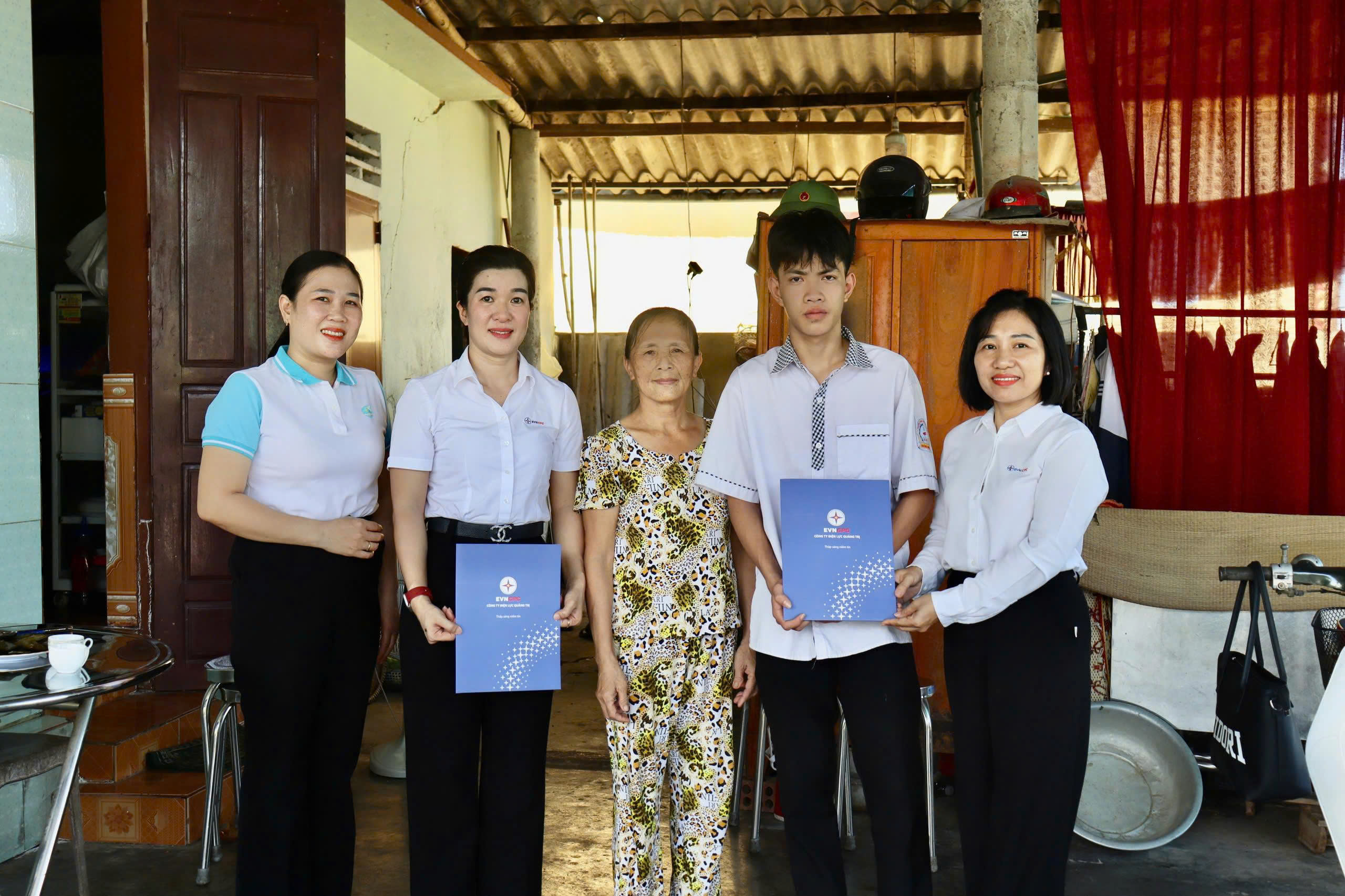 Hành trình "Mẹ đỡ đầu - Kết nối yêu thương" của Điện lực Quảng Trị- Ảnh 3.
