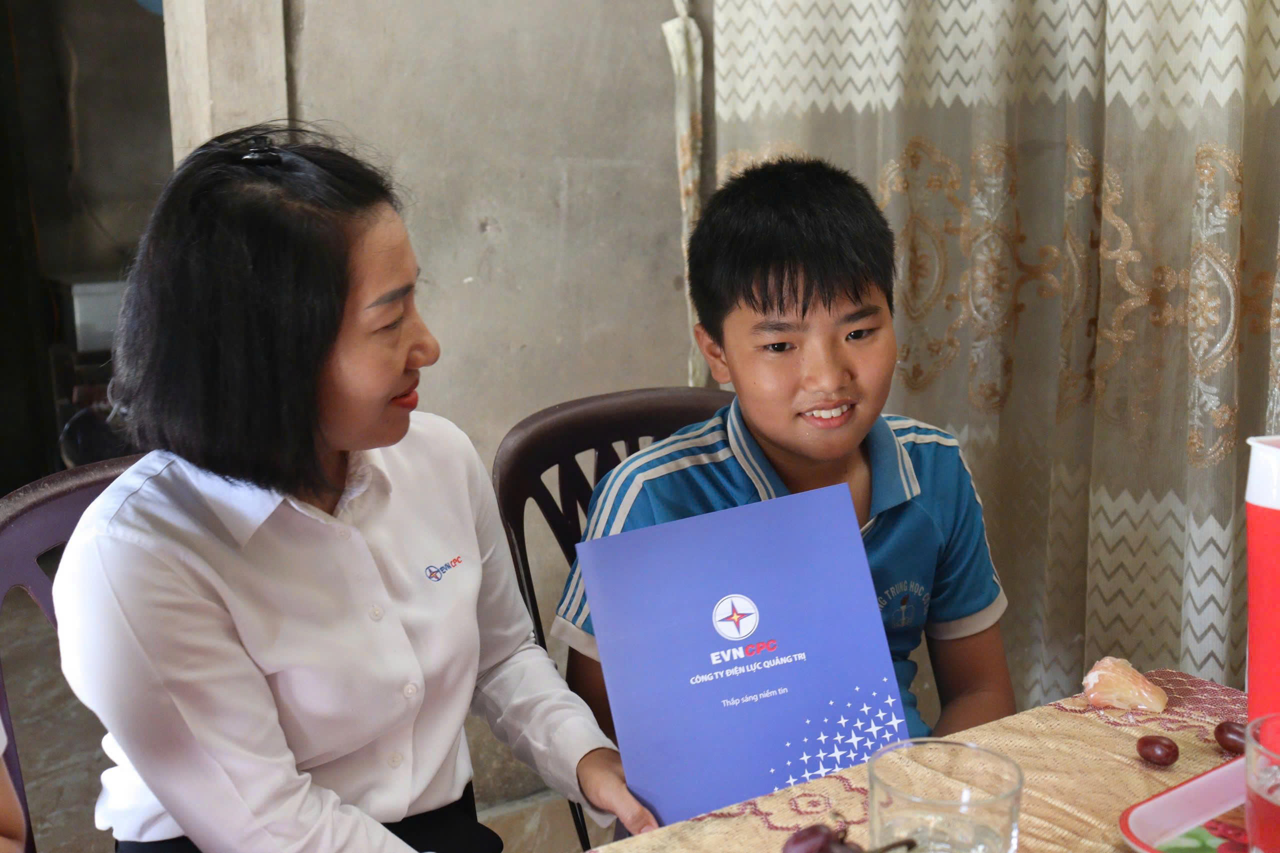Hành trình "Mẹ đỡ đầu - Kết nối yêu thương" của Điện lực Quảng Trị- Ảnh 2.
