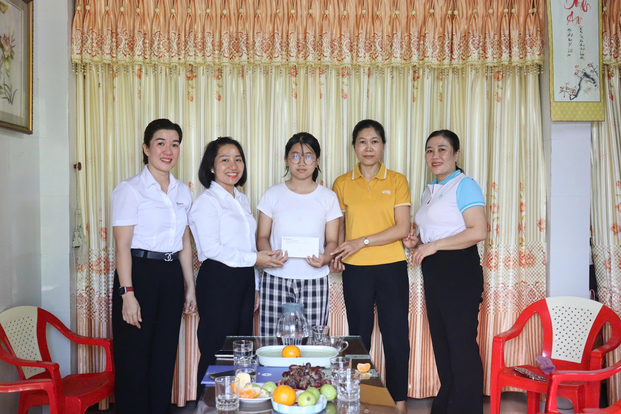 Hành trình "Mẹ đỡ đầu - Kết nối yêu thương" của Điện lực Quảng Trị- Ảnh 1.