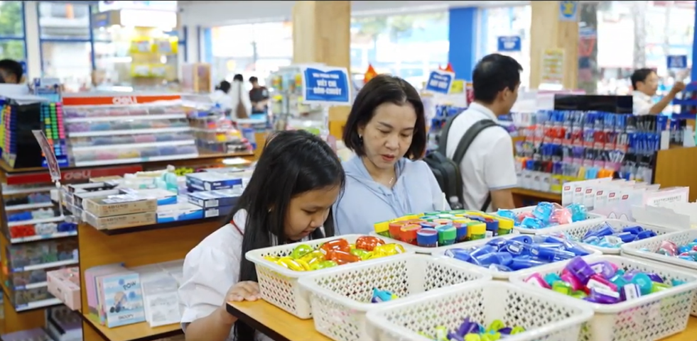 Nguyen Tri Phuong کتابوں کی دکان اور اسکول کے آلات کا افتتاح - تصویر 6۔ Khai trương Nhà sách và thiết bị trường học Nguyễn Tri Phương- Ảnh 6.