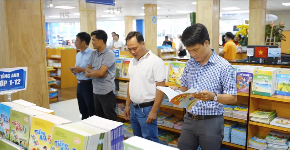 Nguyen Tri Phuong کتابوں کی دکان اور اسکول کے آلات کا افتتاح - تصویر 7۔ Khai trương Nhà sách và thiết bị trường học Nguyễn Tri Phương- Ảnh 7.