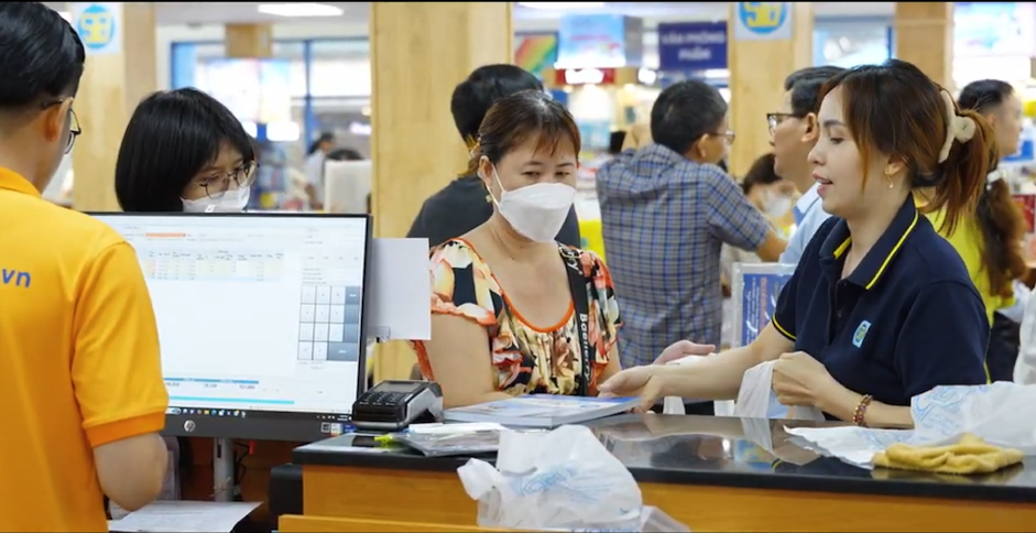 Nguyen Tri Phuong کتابوں کی دکان اور اسکول کے آلات کا افتتاح - تصویر 8۔ Khai trương Nhà sách và thiết bị trường học Nguyễn Tri Phương- Ảnh 8.