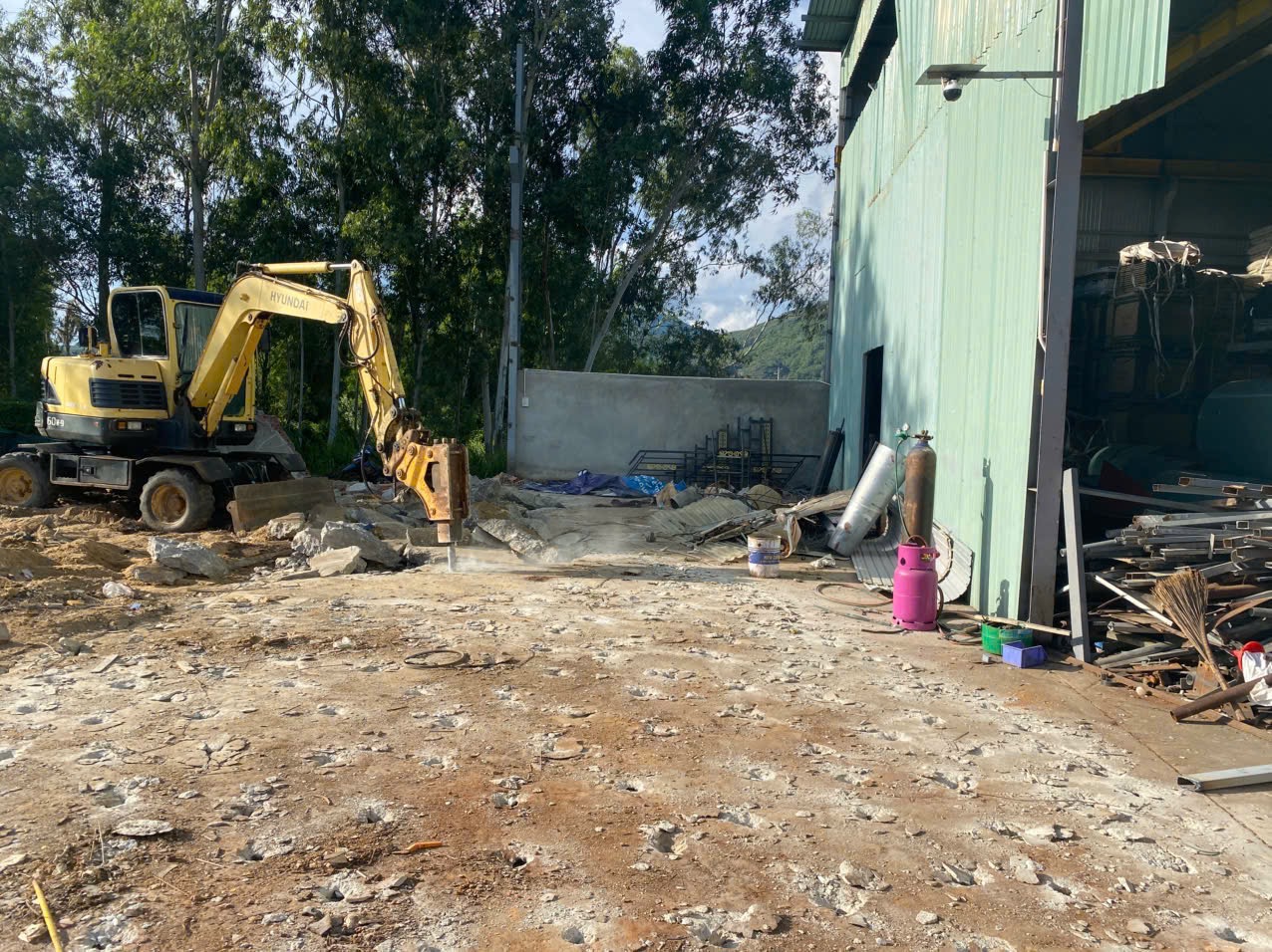 Vụ "Nhà kho xây trên đất công ở Gia Lai": Bắt đầu tháo dỡ công trình vi phạm- Ảnh 1. Vụ "Nhà kho xây trên đất công ở Gia Lai": Bắt đầu tháo dỡ công trình vi phạm- Ảnh 1.