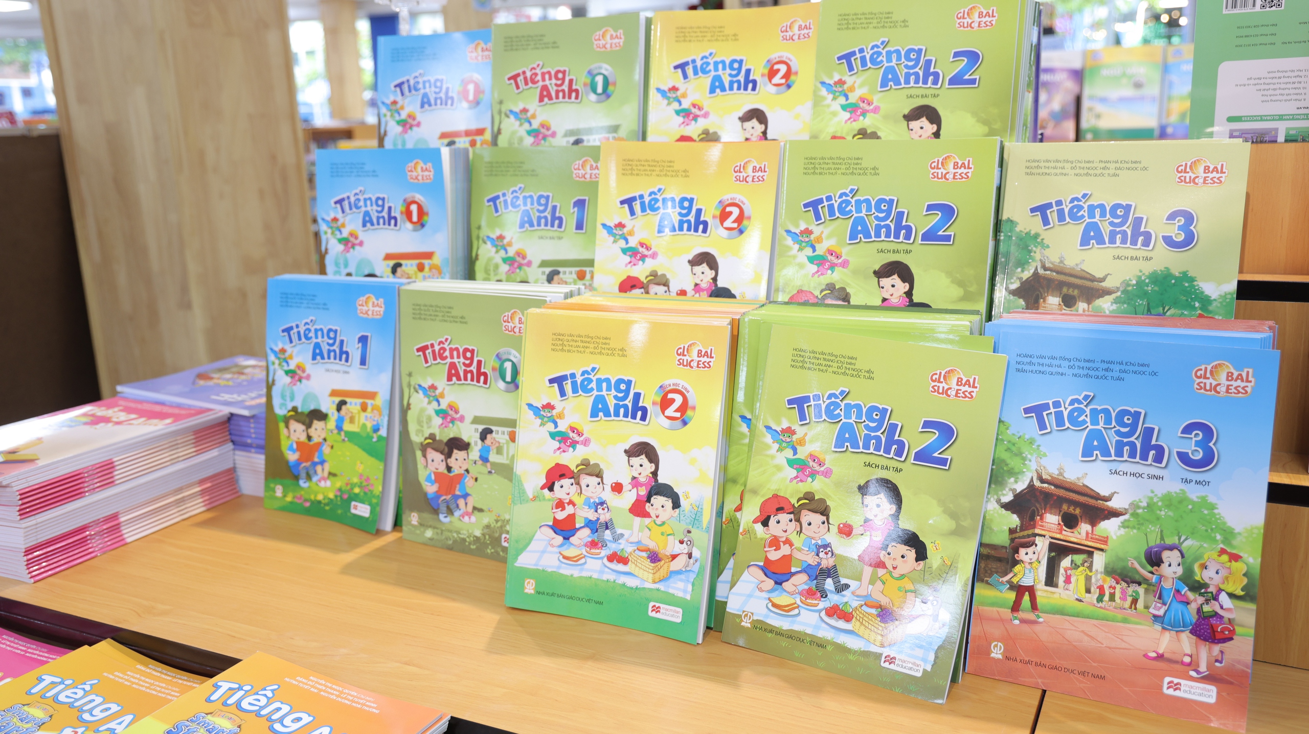 Nguyen Tri Phuong کتابوں کی دکان اور اسکول کے آلات کا افتتاح - تصویر 3۔ Khai trương Nhà sách và thiết bị trường học Nguyễn Tri Phương- Ảnh 3.